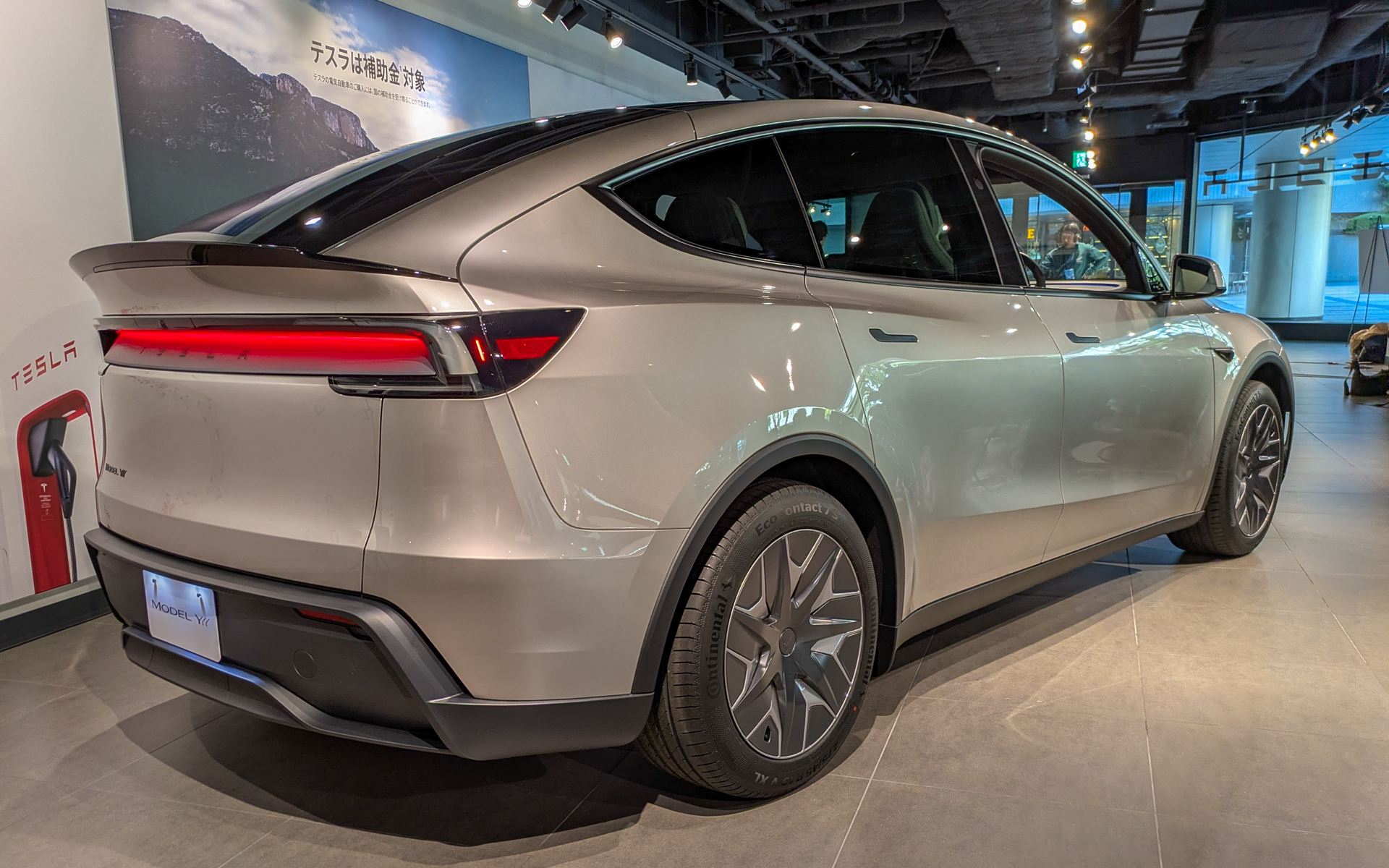 新たなボディカラー「コズミックシルバー」が設定された