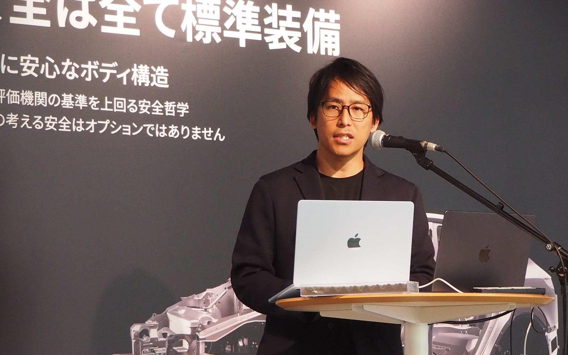 モデルY Lを紹介するテスラ ジャパン合同会社 大塚氏