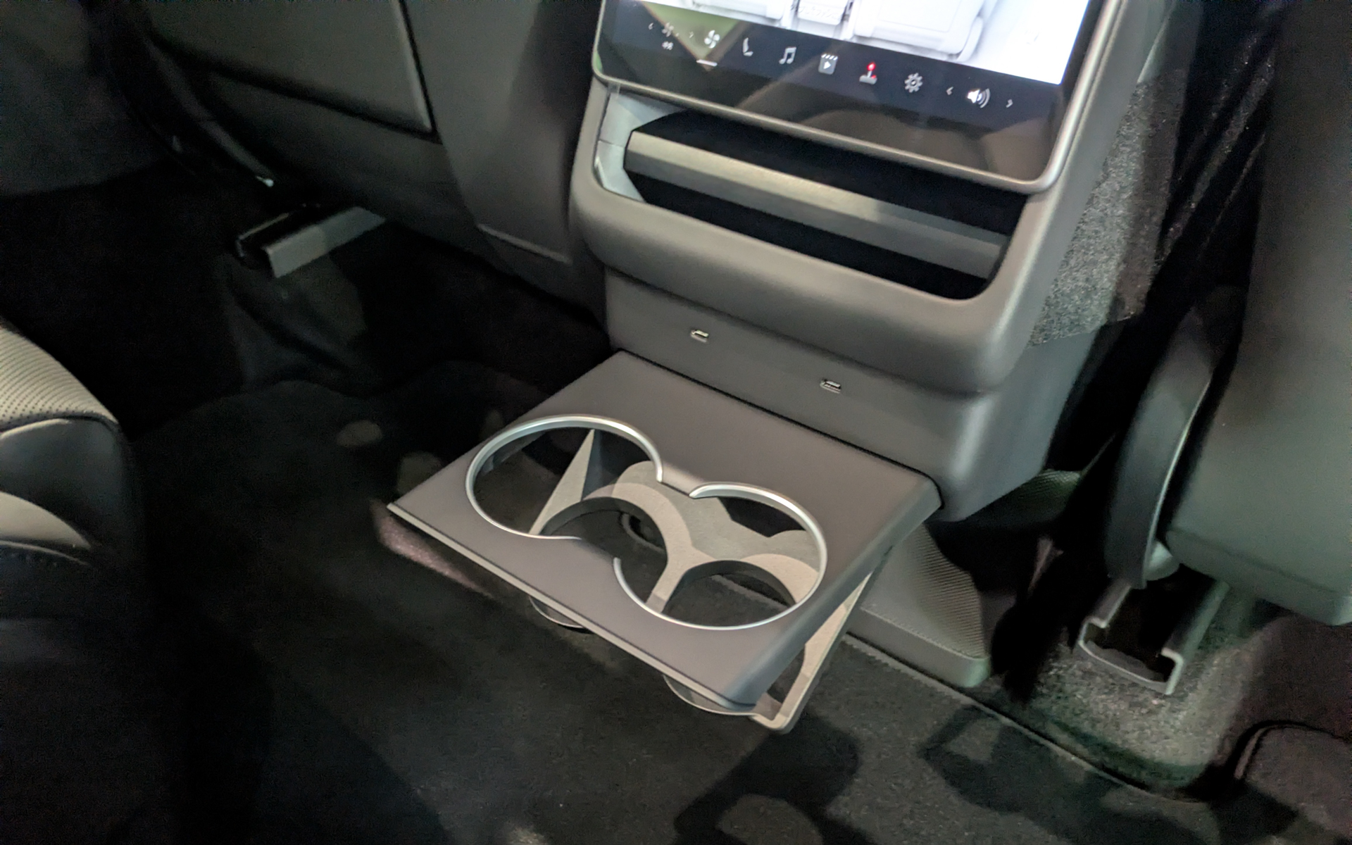 2列目シート用ドリンクホルダーも内蔵