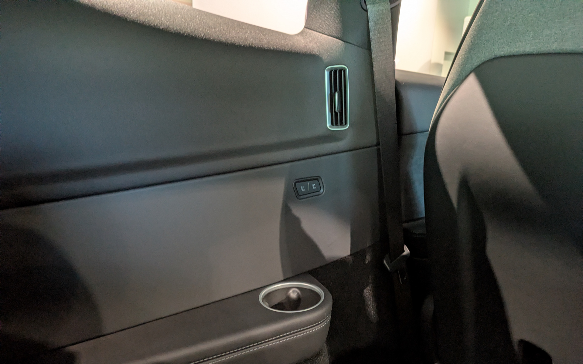 Cピラーには3列目用のエアコン送風口を設ける。