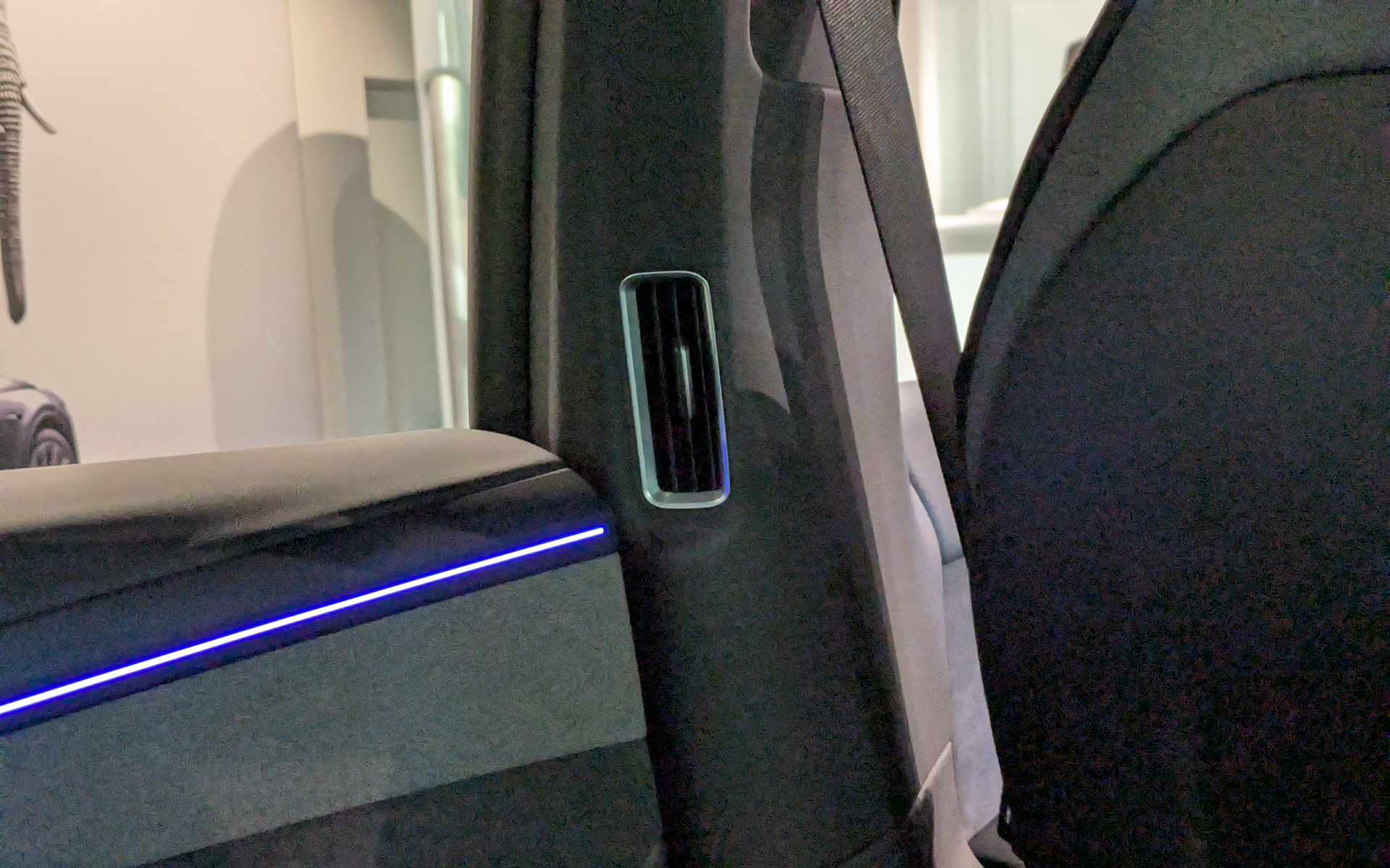 Bピラーには2列目用のエアコン送風口を設ける