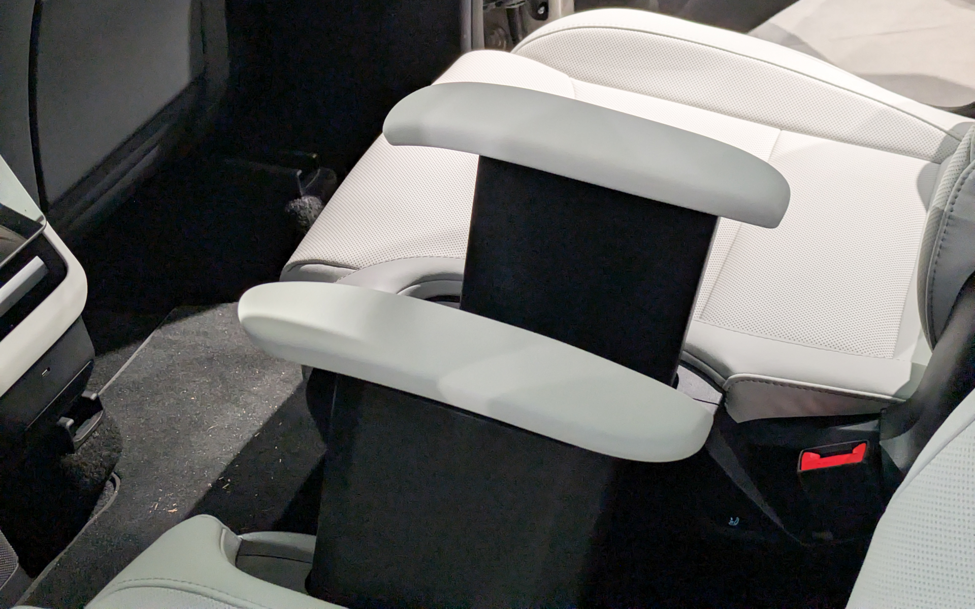 2列目シートにはボタン1つで昇降するアームレストを標準装備