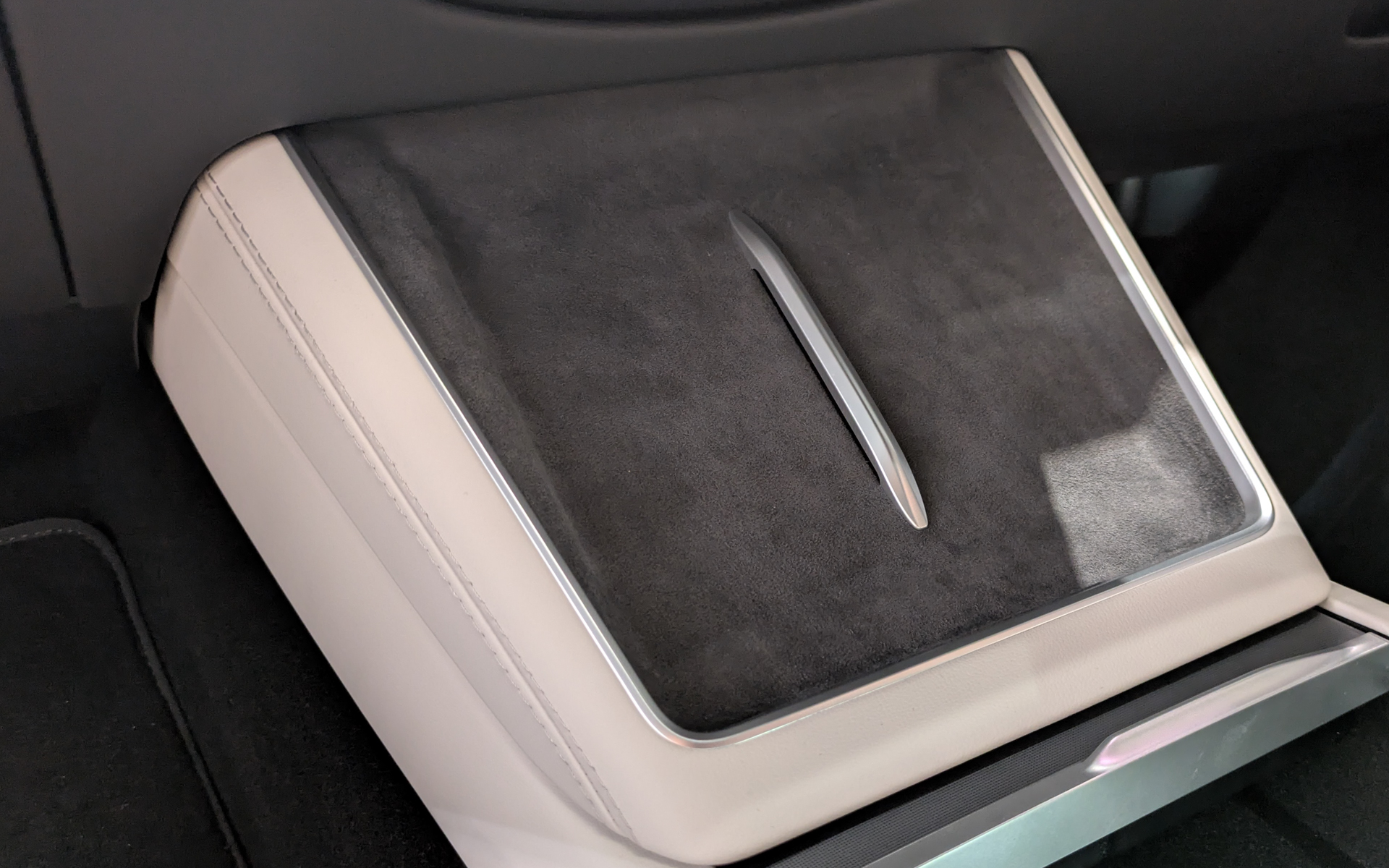 置き充電は2つ完備。1つは50Wでもう1つは30W。また充電時の熱を逃がすためのファンも内蔵している