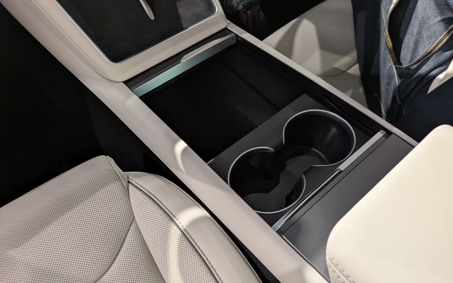 センターコンソールに大容量の収納スペースとドリンクホルダーを完備