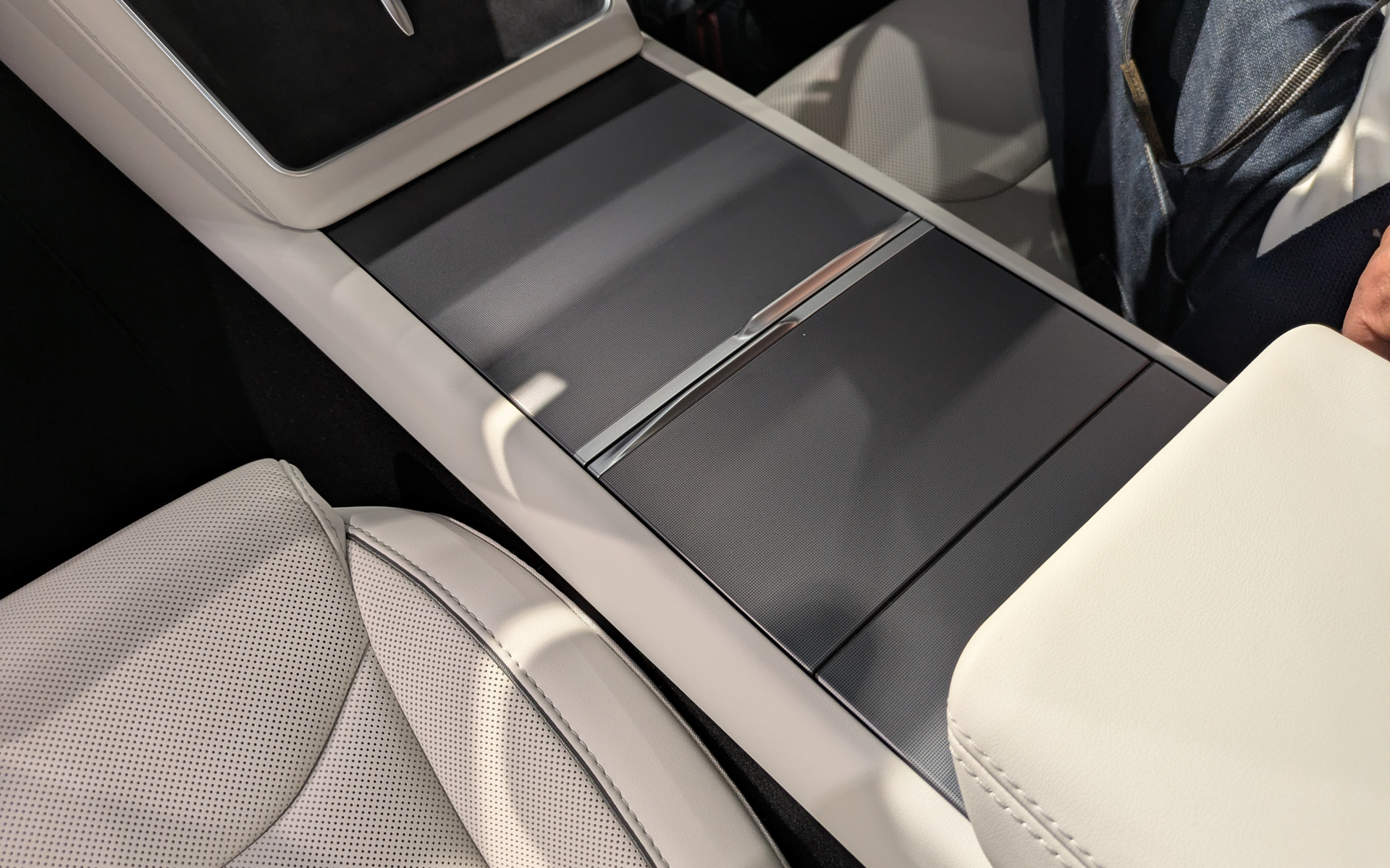 センターコンソールに大容量の収納スペースとドリンクホルダーを完備