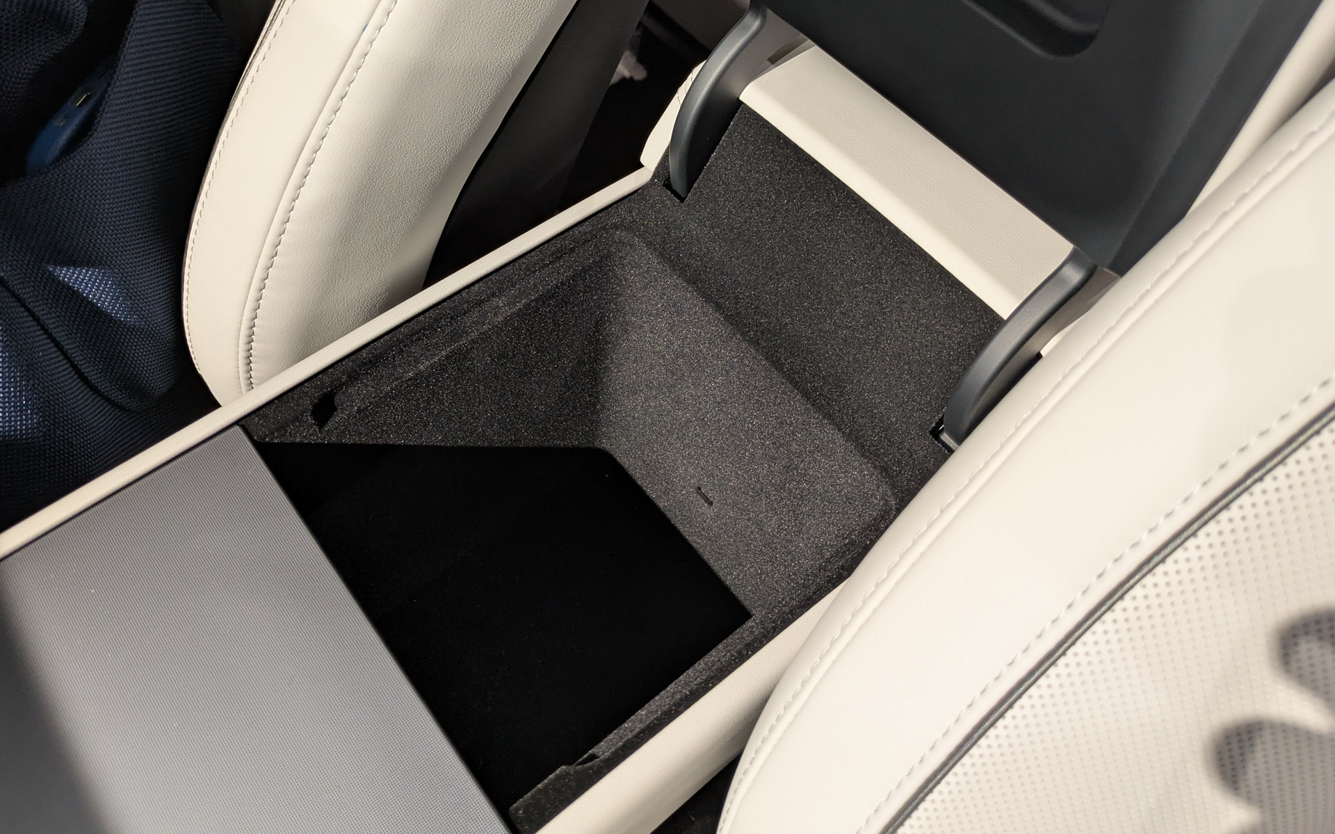 センターコンソールは後方にも収納スペースを設けている