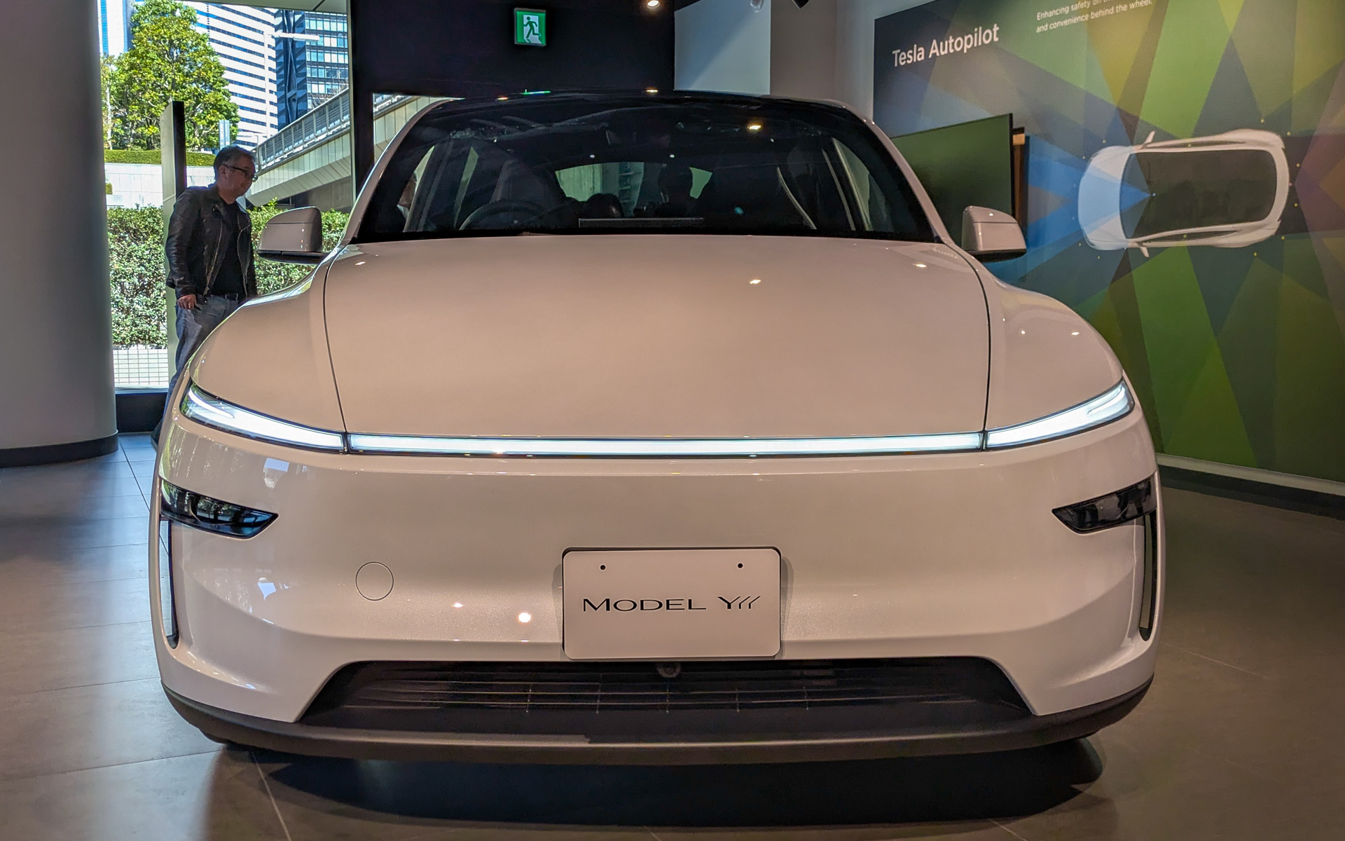 エクステリアデザインはモデルYを継承しているがルーフは新設計