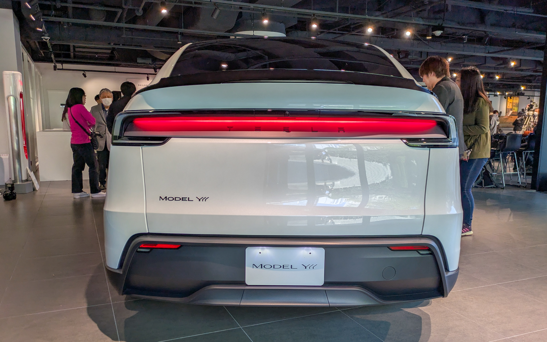 エクステリアデザインはモデルYを継承しているがルーフは新設計