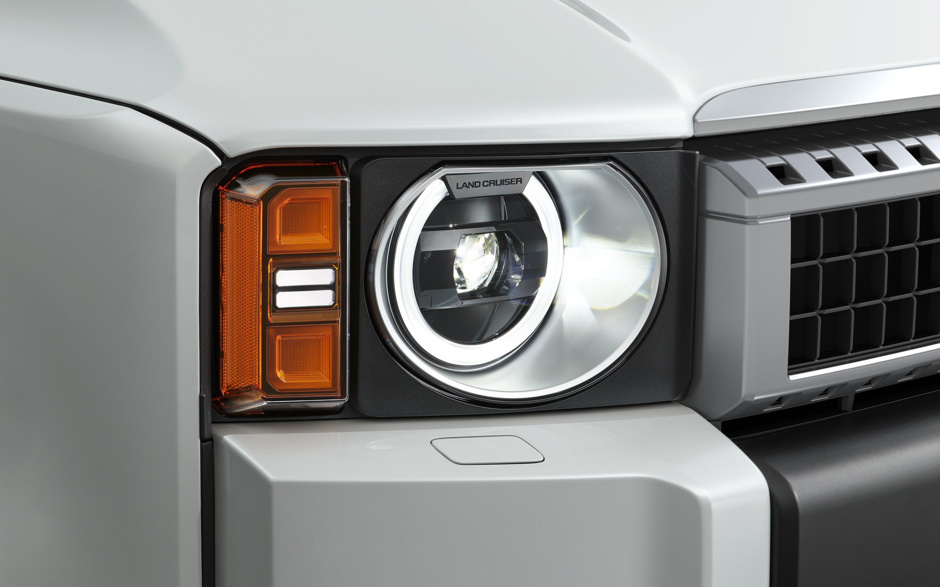 「VX」にメーカーオプション設定された「丸目型Bi-Beam LEDヘッドライト」