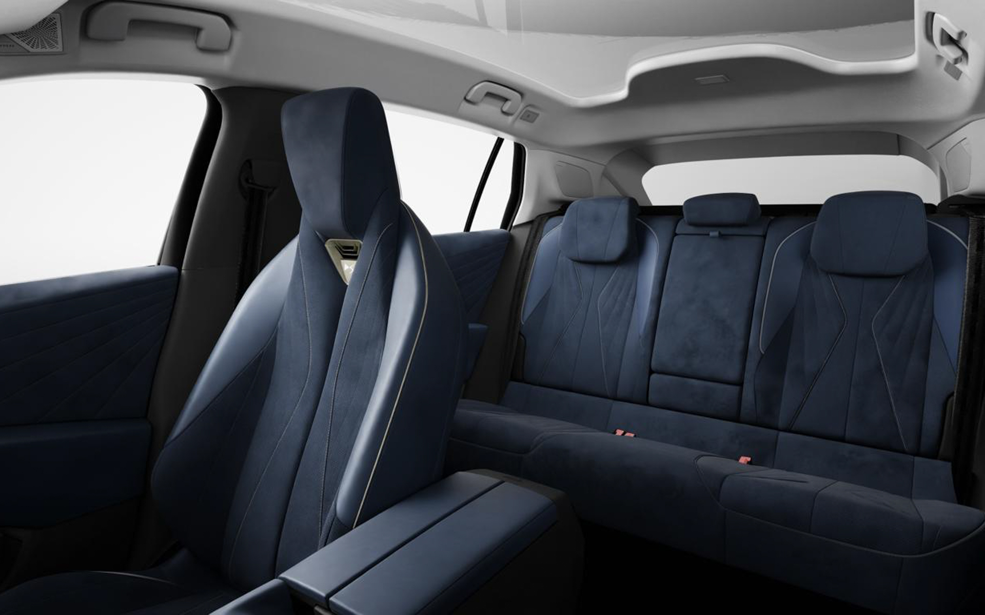 専用色「ブル・エテルノ」のアルカンターラを採用したDS N°7の内装