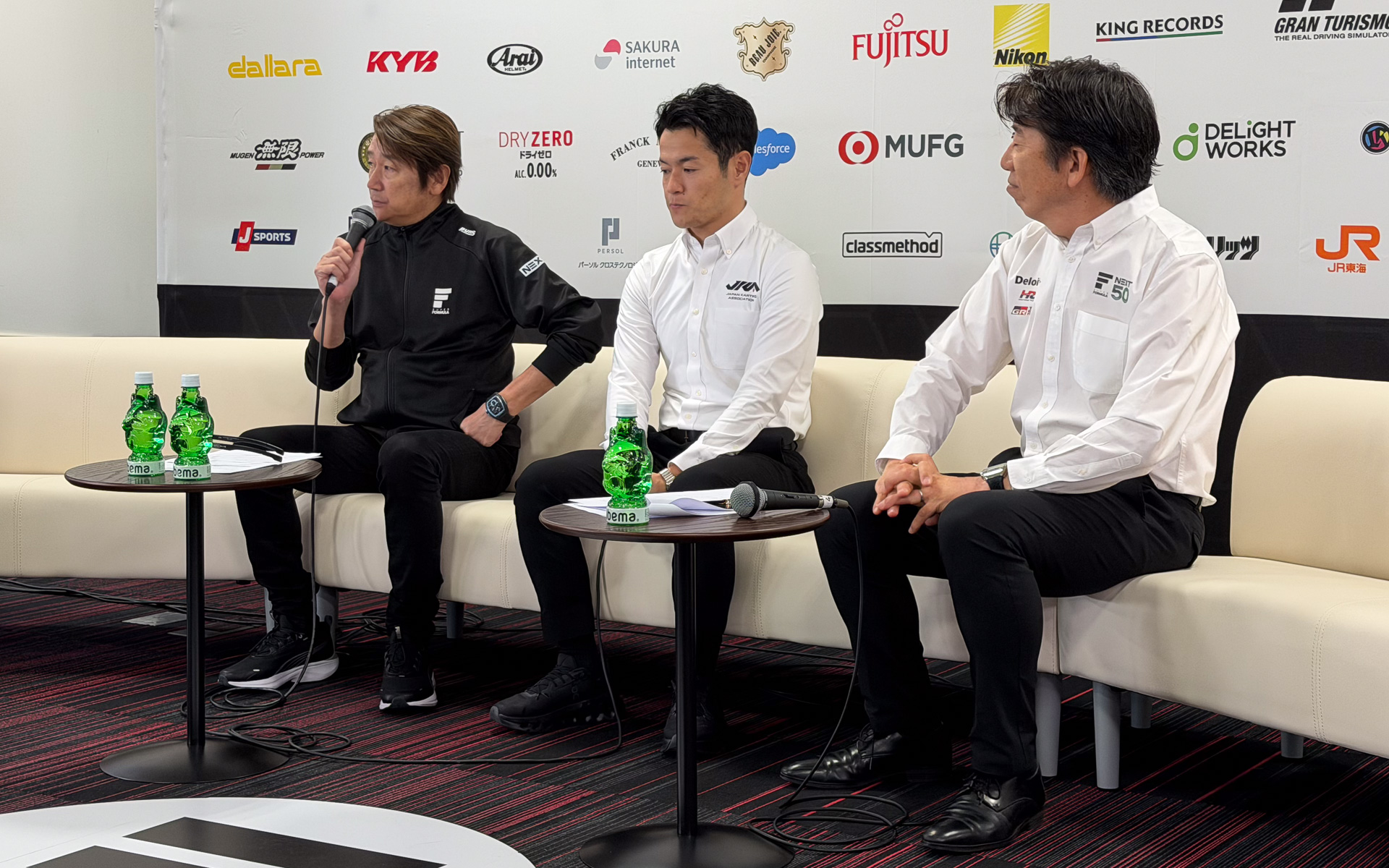 定例会見風景、手前が上野禎久社長。山本尚貴氏はJKAチェアマンとして、スーパーフォーミュラとの提携を発表