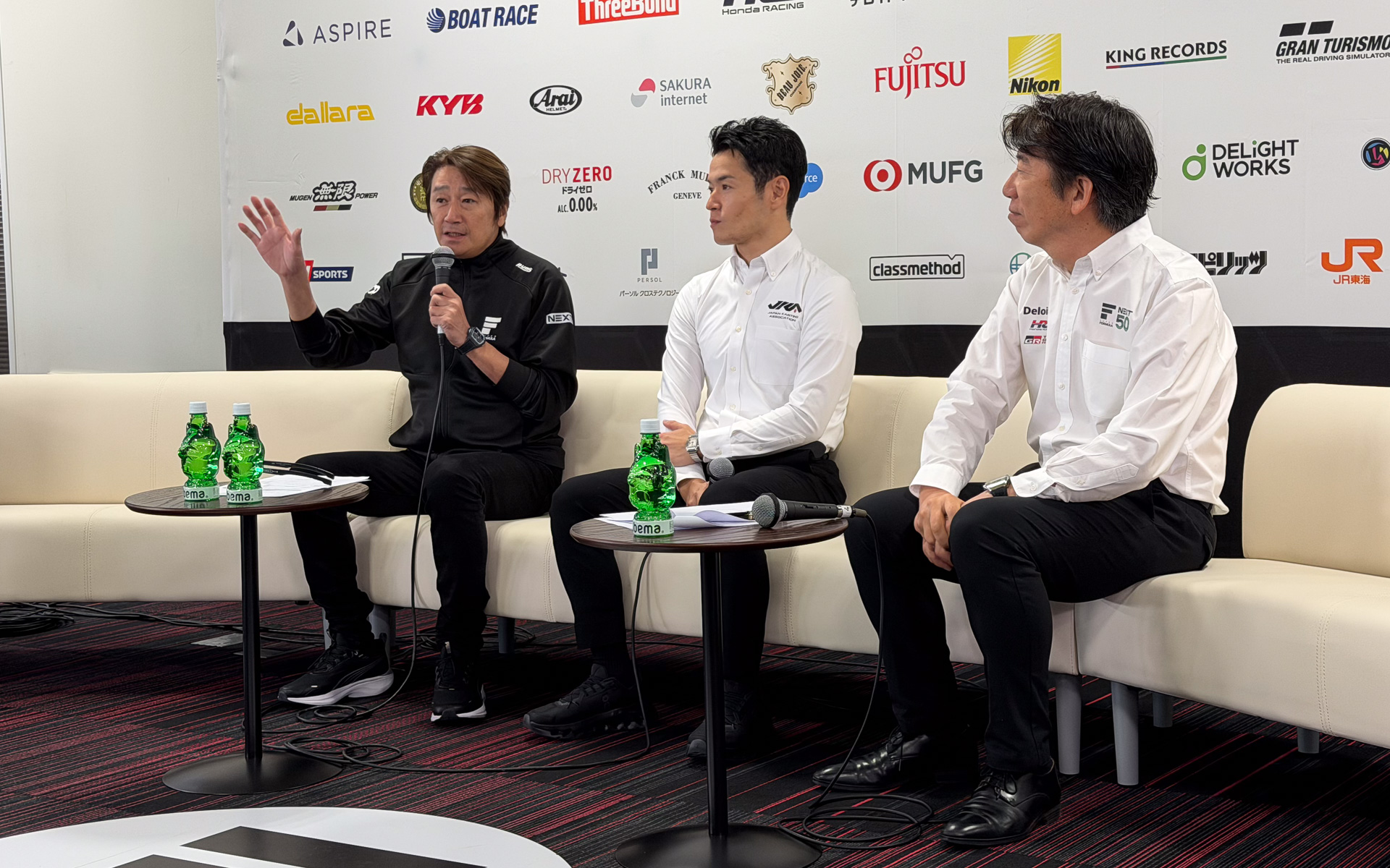 日本カート協会 山本尚貴チェアマン（中央）は、日本レースプロモーション 近藤真彦会長（左）、上野禎久社長（右）とともに協力関係を発表