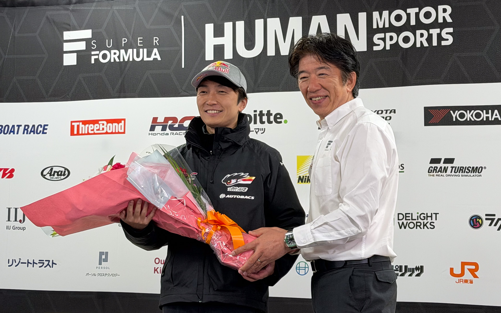 日本レースプロモーション 上野禎久社長から花束の贈呈