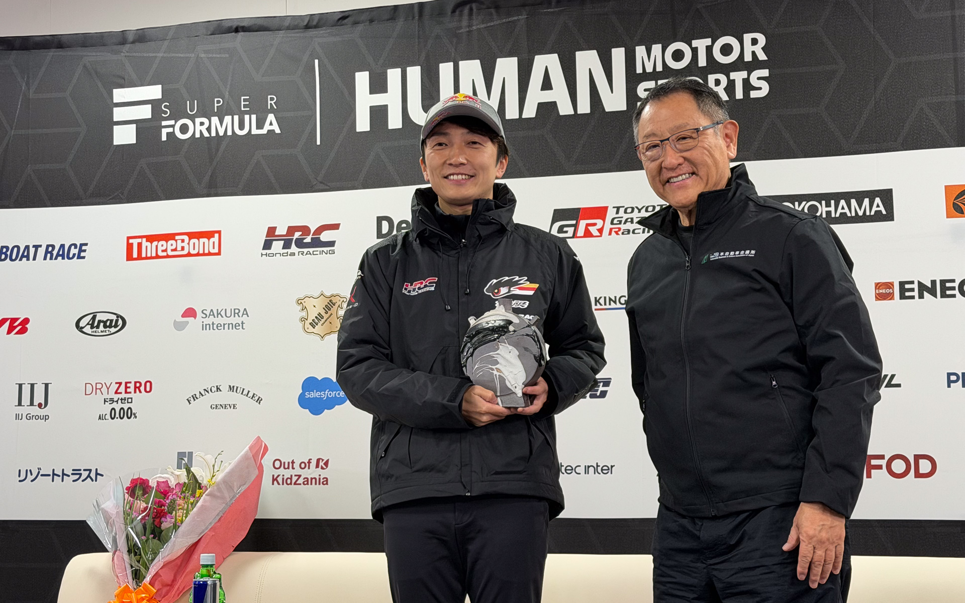 日本自動車会議所 豊田章男会長からは盾の贈呈