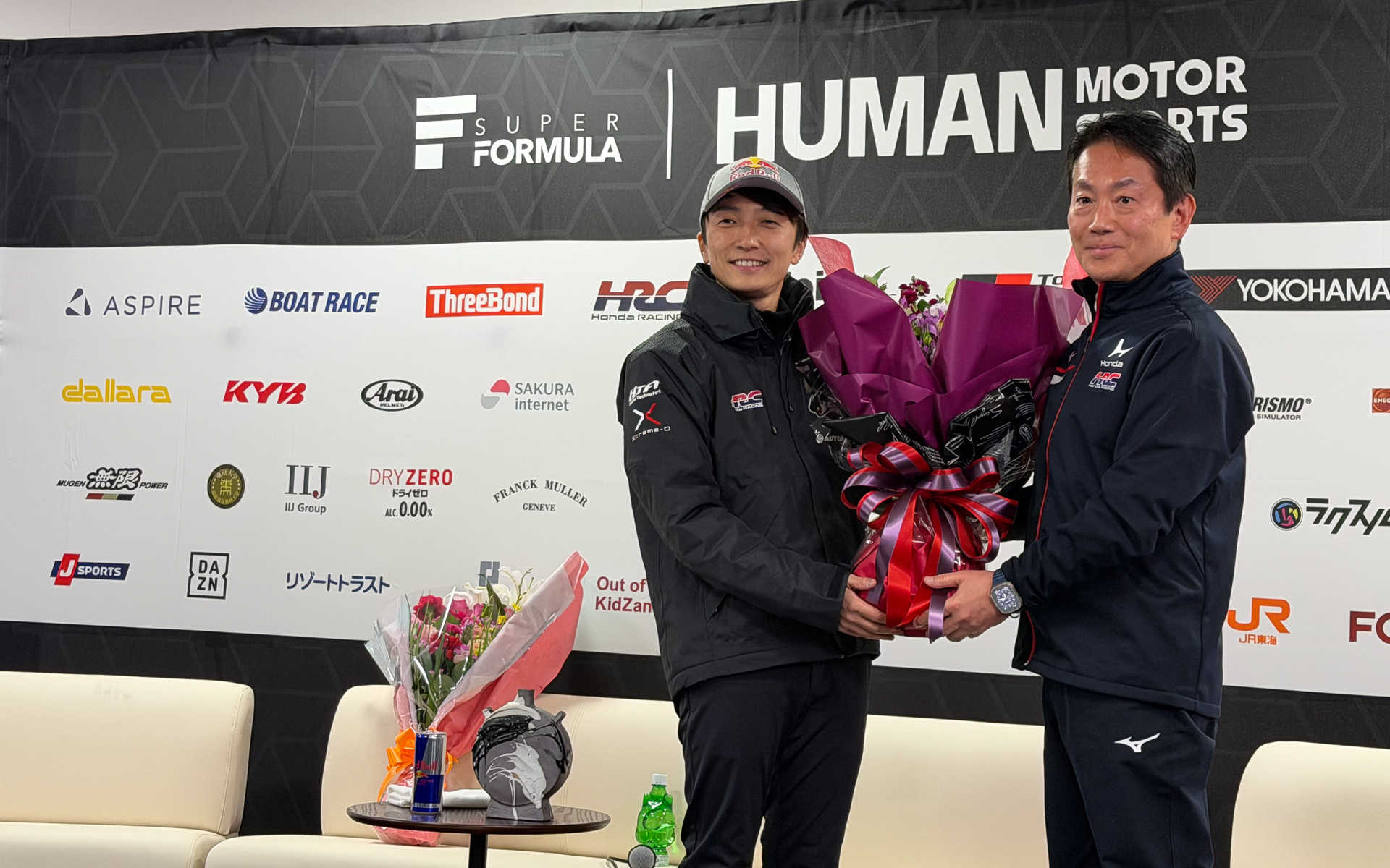 ホンダ・レーシング 渡辺康治社長からは花束の贈呈