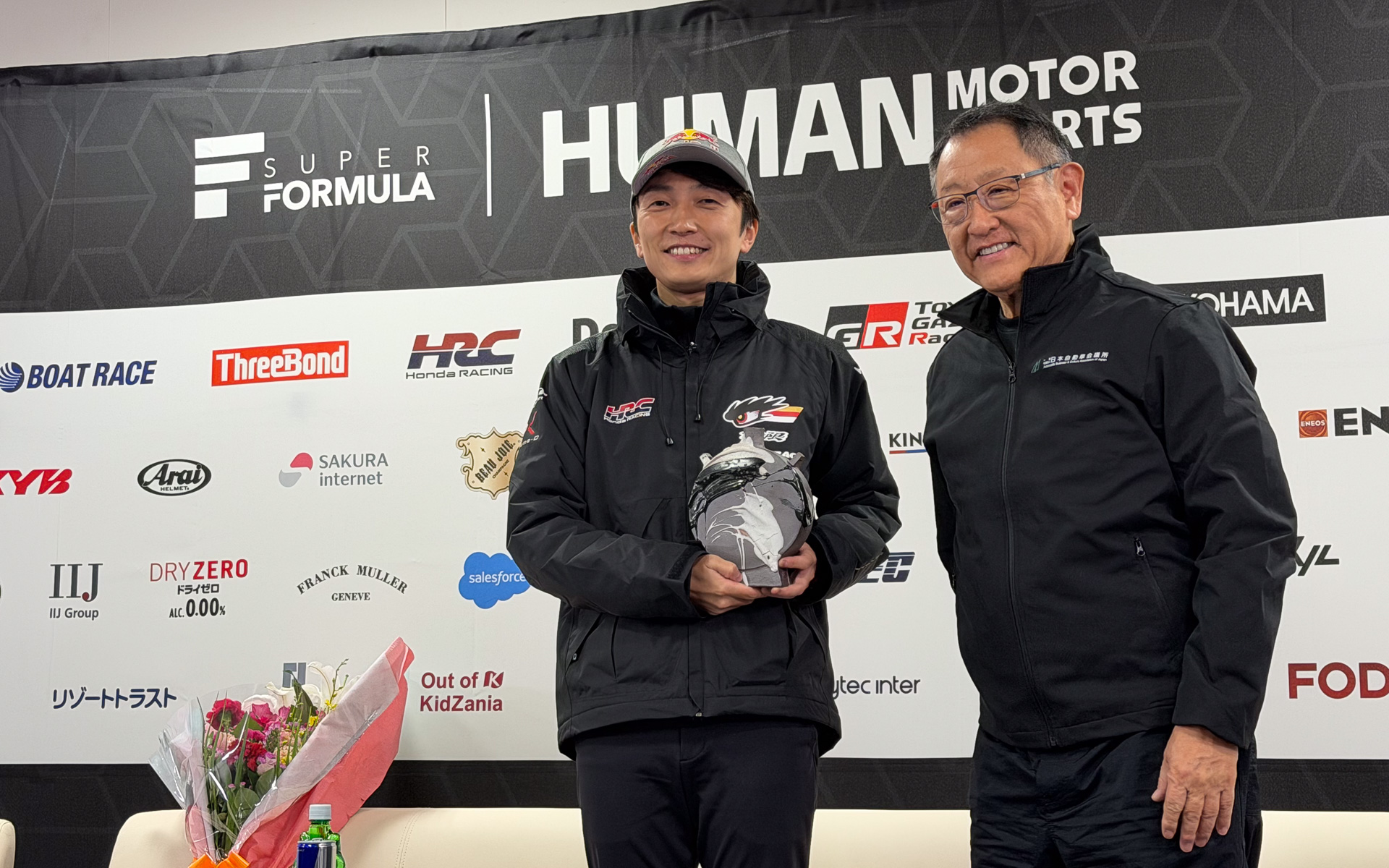 第1戦終了後には、日本自動車会議所ジャケットで野尻智紀選手のスーパーフォーミュラ参戦100戦表彰式に参加