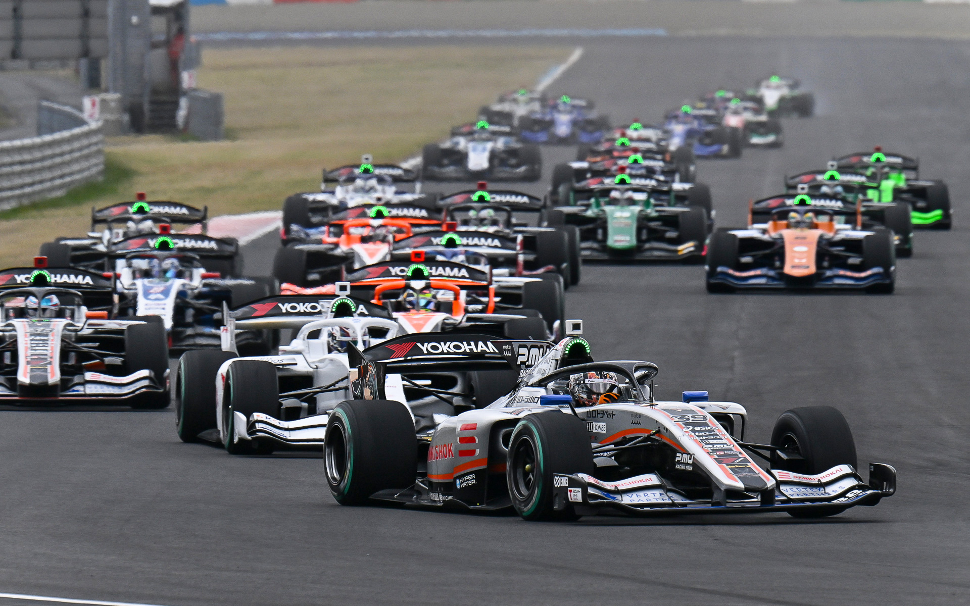 第2戦のスタート直後。大湯選手が2番手からトップに立つ