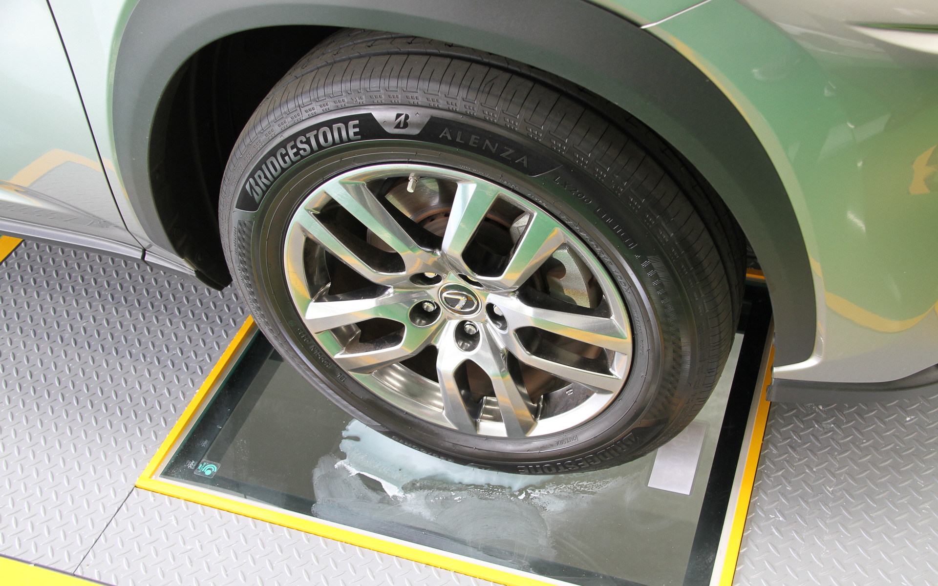 EV車両や大型のボディサイズの車両にも対応する特注リフトを備えた「消費財ピット」。タイヤの摩耗状態や空気圧の重要性を説明するためにタイヤの接地面が下から見えるようになっている