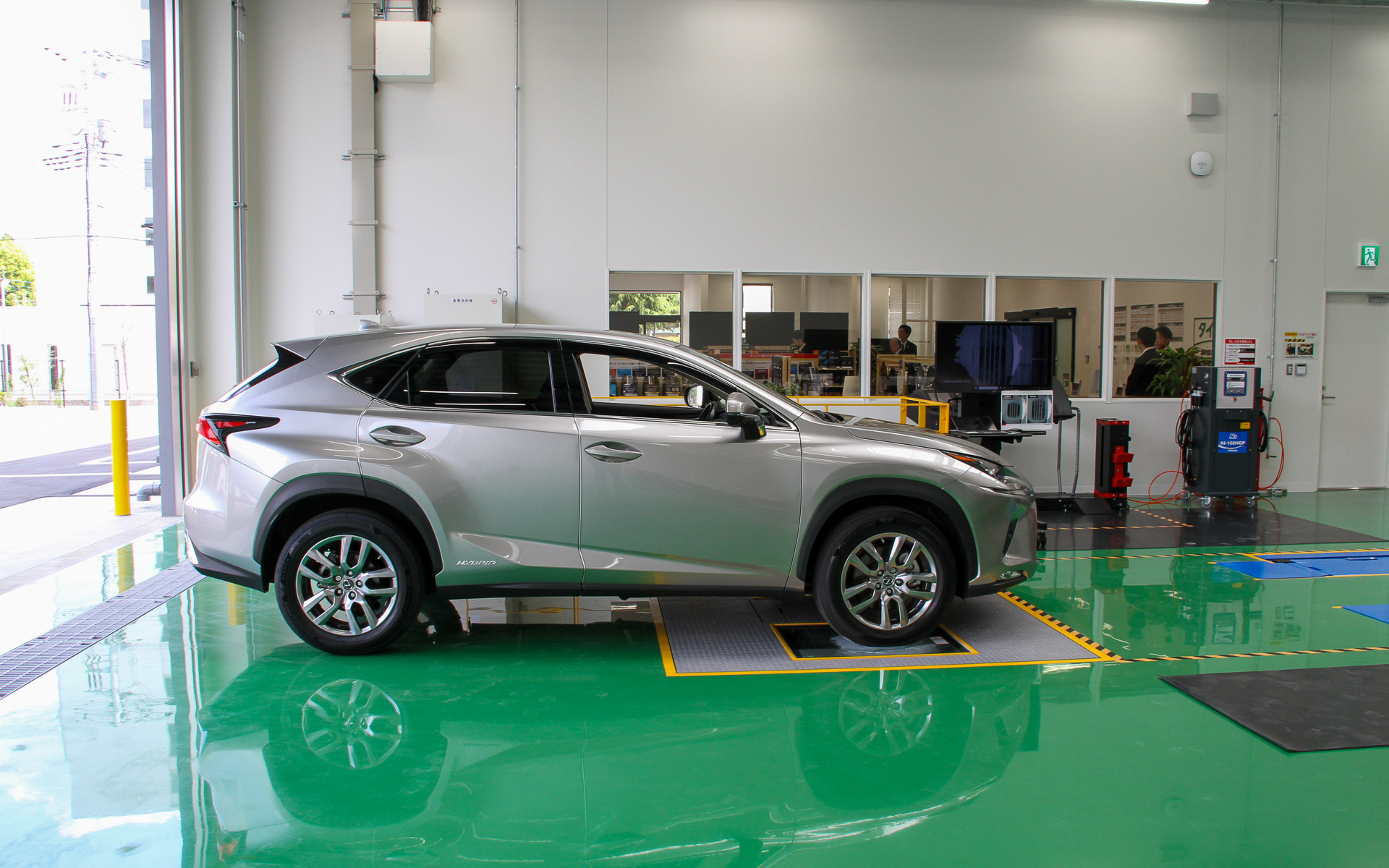 EV車両や大型のボディサイズの車両にも対応する特注リフトを備えた「消費財ピット」。タイヤの摩耗状態や空気圧の重要性を説明するためにタイヤの接地面が下から見えるようになっている