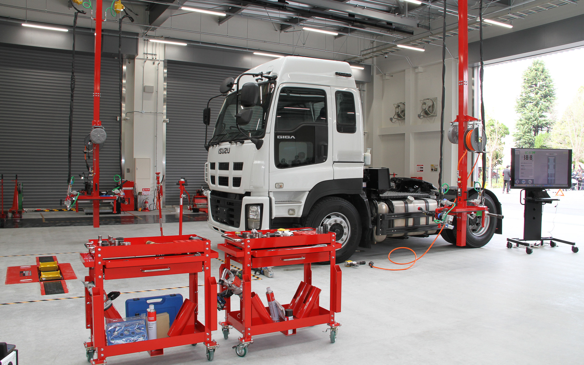 大型車向けの最新/軽労化機材やORオートチェンジャーを備えた「生産財ピット」。すでに一部店舗で導入済みという大型タイヤ交換用のバリアスツールハンガーを用いたデモも行なわれた。軽労化機材を用いることで労働者の疲労軽減を目指す