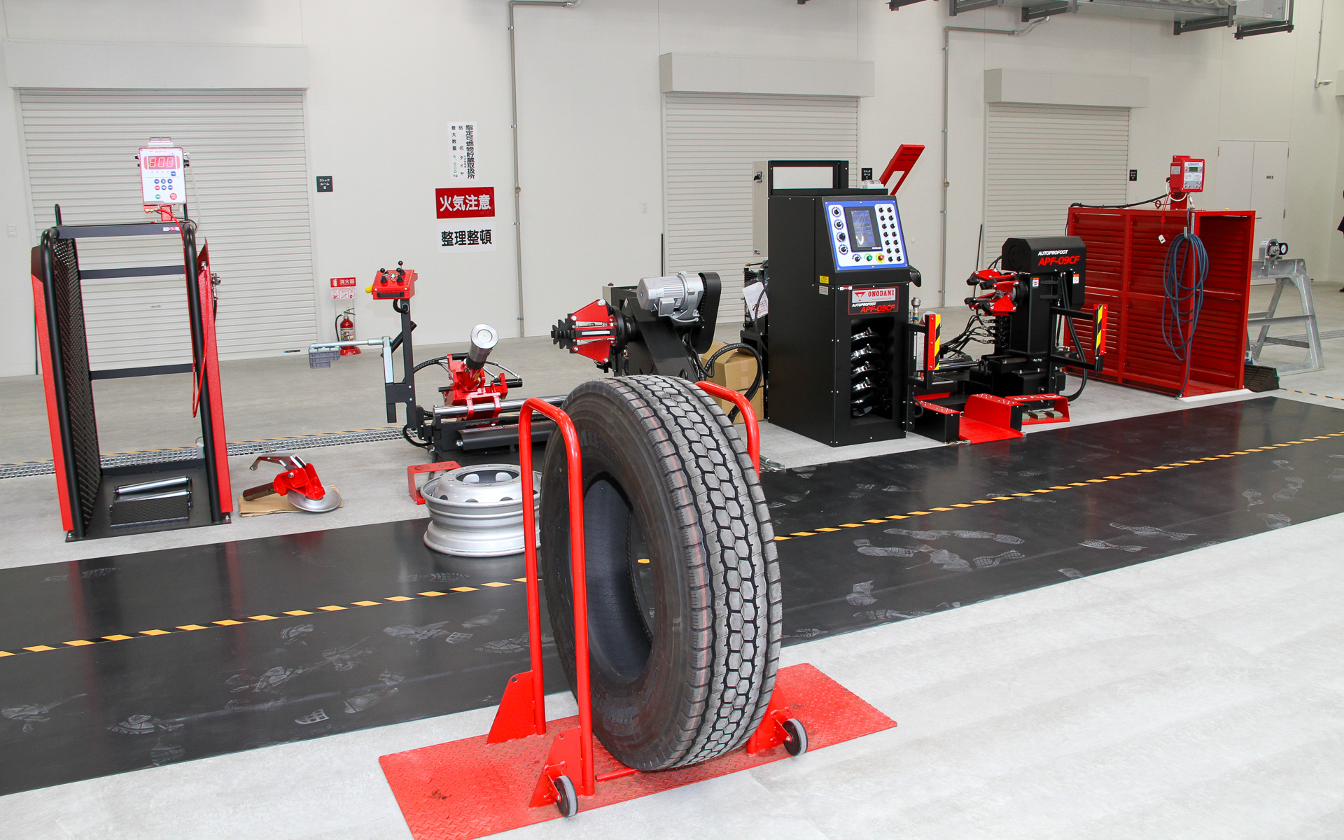 大型車向けの最新/軽労化機材やORオートチェンジャーを備えた「生産財ピット」。すでに一部店舗で導入済みという大型タイヤ交換用のバリアスツールハンガーを用いたデモも行なわれた。軽労化機材を用いることで労働者の疲労軽減を目指す