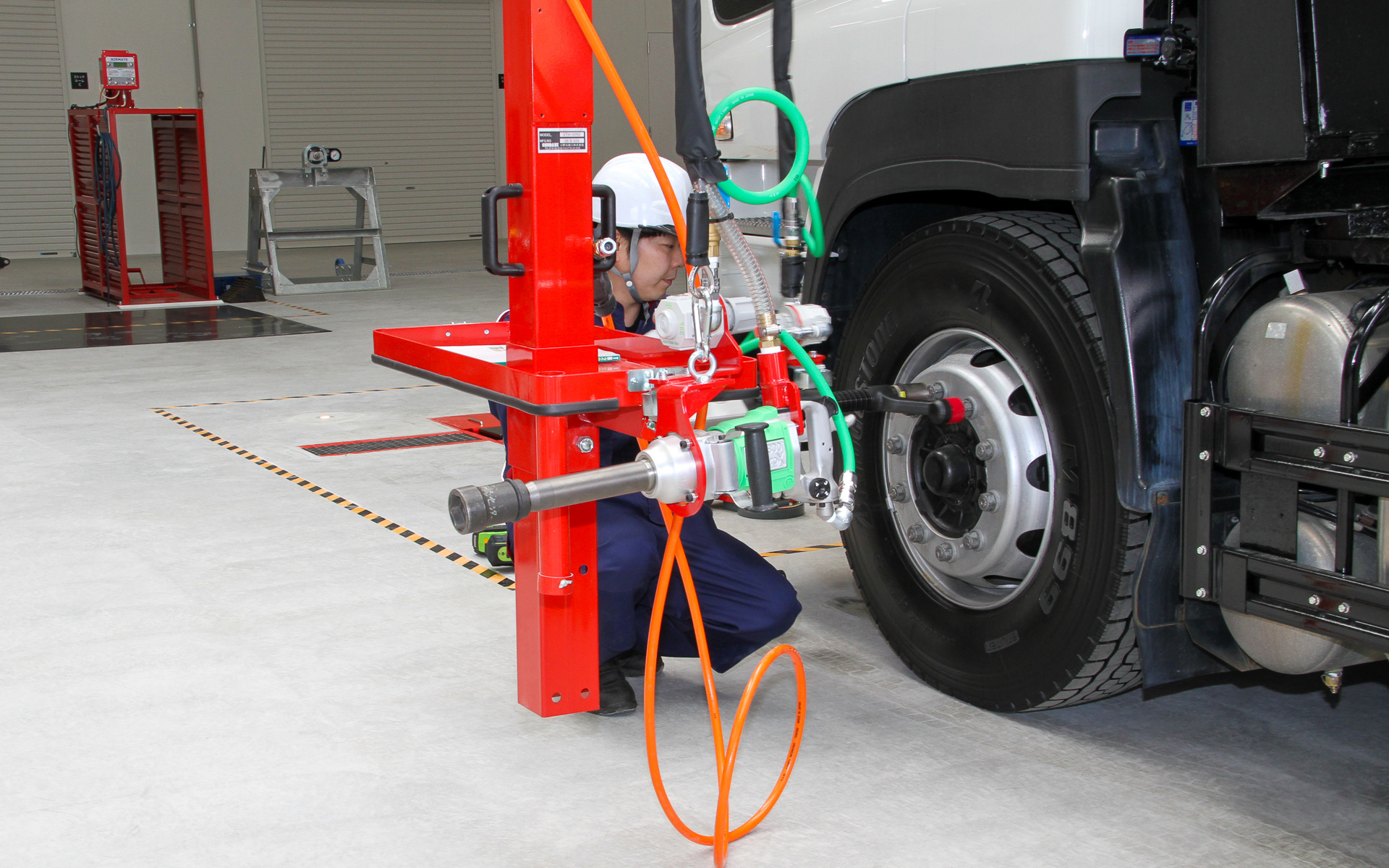 大型車向けの最新/軽労化機材やORオートチェンジャーを備えた「生産財ピット」。すでに一部店舗で導入済みという大型タイヤ交換用のバリアスツールハンガーを用いたデモも行なわれた。軽労化機材を用いることで労働者の疲労軽減を目指す