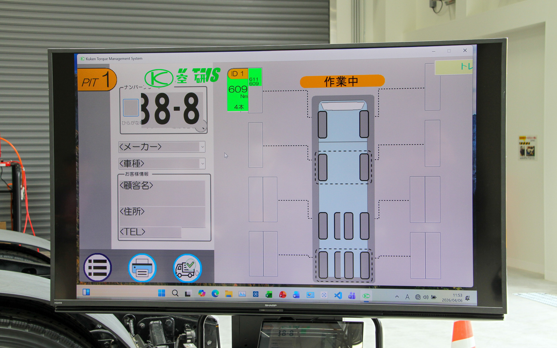 大型車向けの最新/軽労化機材やORオートチェンジャーを備えた「生産財ピット」。すでに一部店舗で導入済みという大型タイヤ交換用のバリアスツールハンガーを用いたデモも行なわれた。軽労化機材を用いることで労働者の疲労軽減を目指す