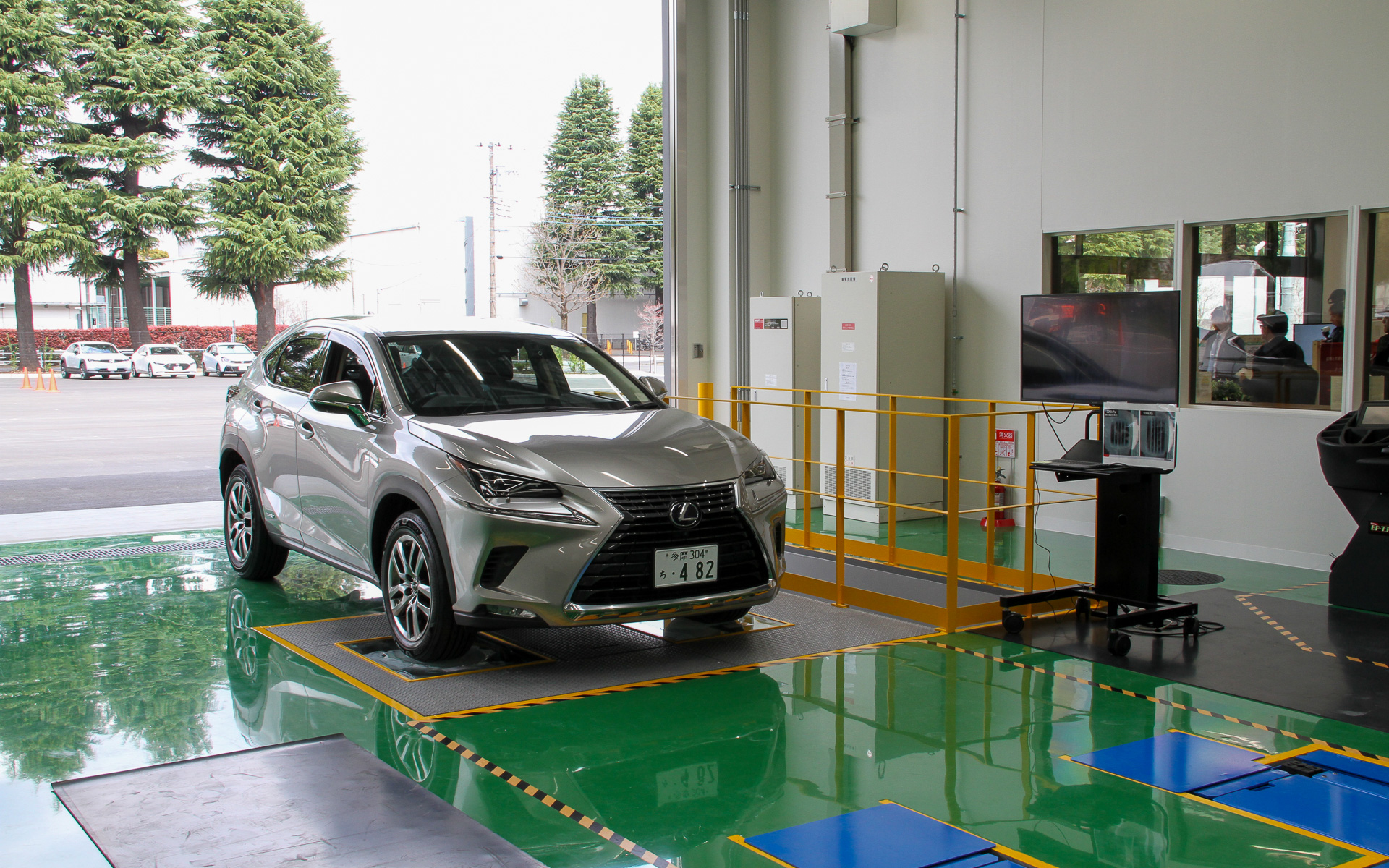 EV車両や大型のボディサイズの車両にも対応する特注リフトを備えた「消費財ピット」。タイヤの摩耗状態や空気圧の重要性を説明するためにタイヤの接地面が下から見えるようになっている