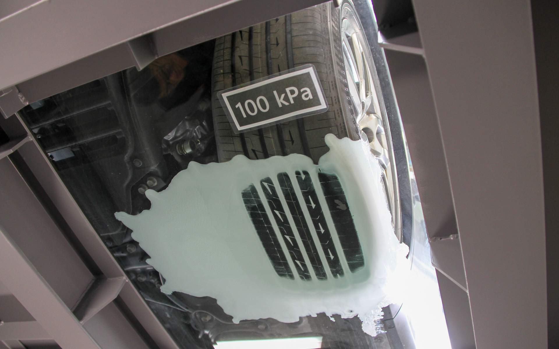 EV車両や大型のボディサイズの車両にも対応する特注リフトを備えた「消費財ピット」。タイヤの摩耗状態や空気圧の重要性を説明するためにタイヤの接地面が下から見えるようになっている