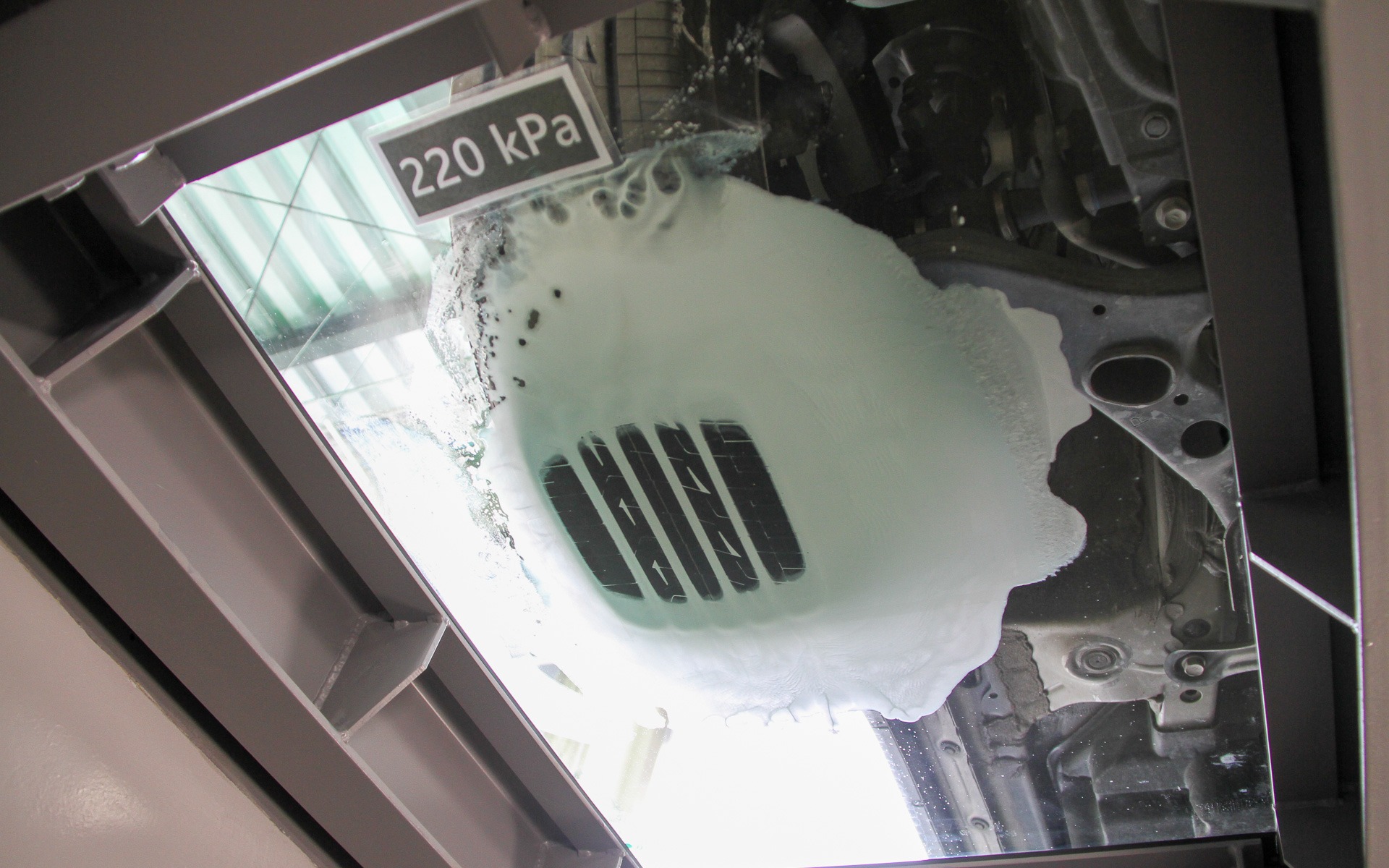 EV車両や大型のボディサイズの車両にも対応する特注リフトを備えた「消費財ピット」。タイヤの摩耗状態や空気圧の重要性を説明するためにタイヤの接地面が下から見えるようになっている