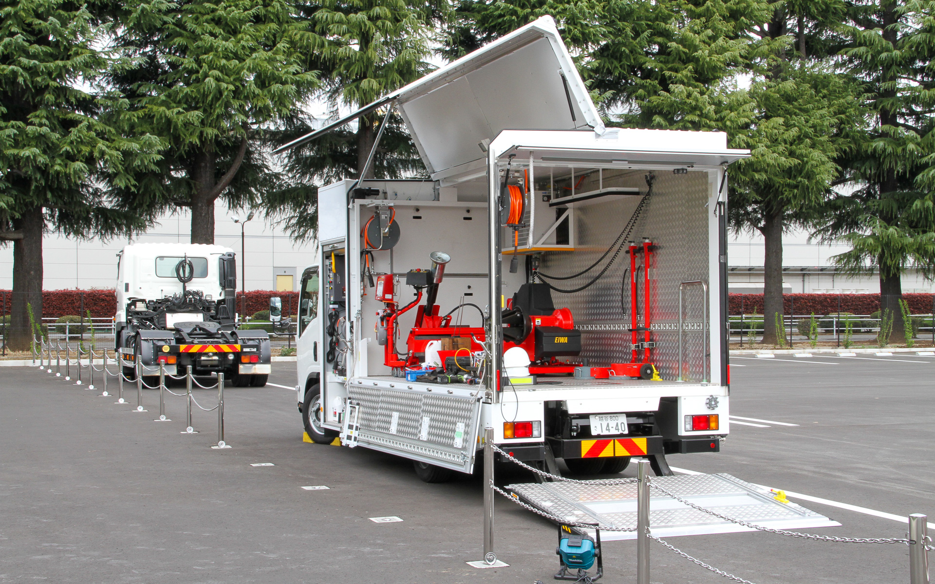 BSN高速道路出張サービス研修路では、パンク状態からのジャッキアップやスペアタイヤへの交換など、危険の多い高速道路上での安全・適切な作業を習得できる