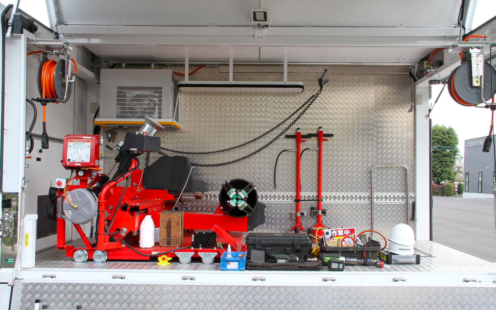 BSN高速道路出張サービス研修路では、パンク状態からのジャッキアップやスペアタイヤへの交換など、危険の多い高速道路上での安全・適切な作業を習得できる