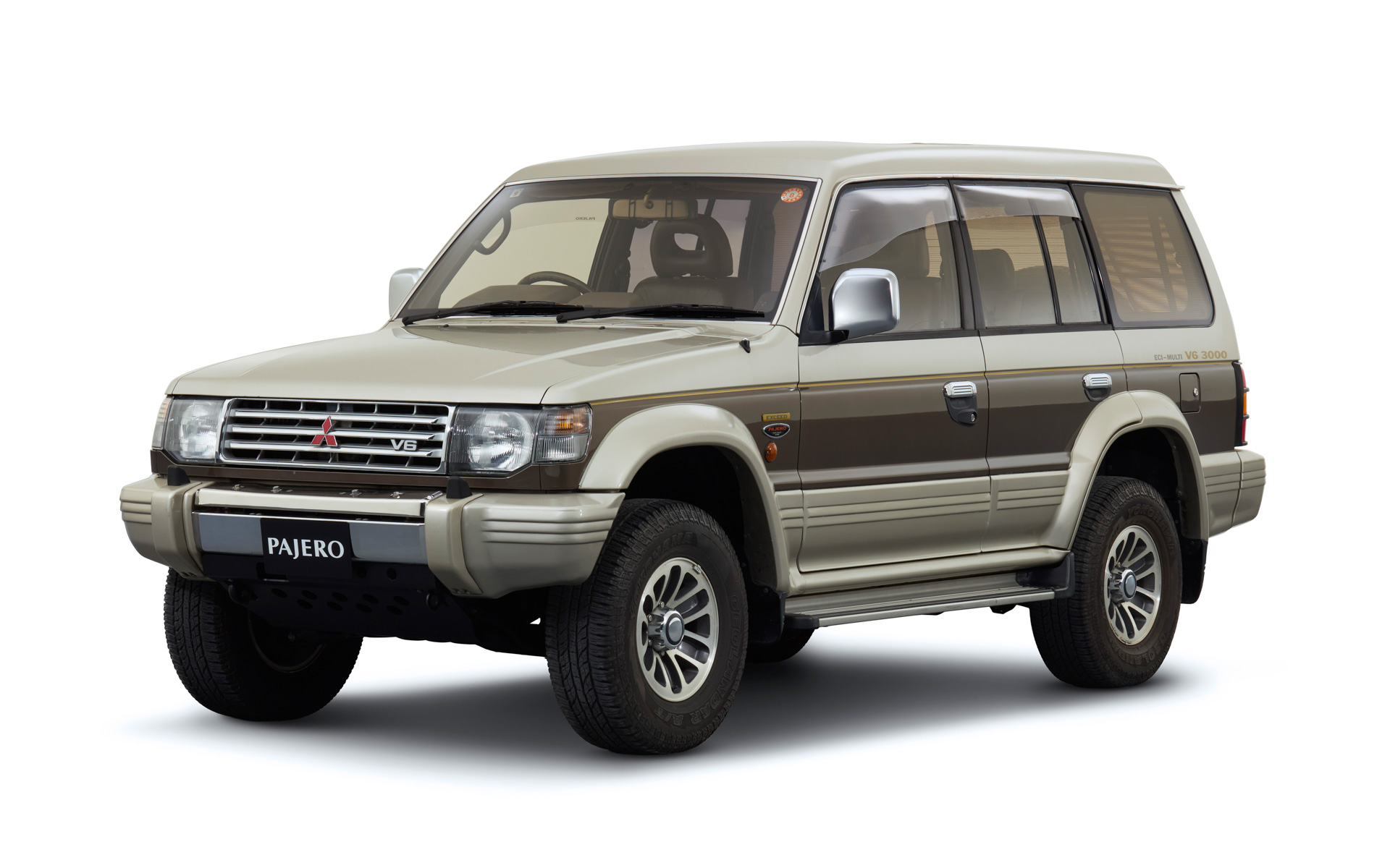 2代目パジェロ（1991年）：「パジェロ」の特長であるオフロード性能と乗用車並みの扱いやすさを高めるため、フルタイムとパートタイムの両方式の長所をあわせ持つ「スーパーセレクト 4WD」を世界で初めて採用。走行中の2WD/4WDの切り替えを可能にし、走行状況に応じた高い走破性と扱いやすさを両立。エンジンはガソリンとターボディーゼルをラインアップし、展示車は3.0リッターガソリンエンジンを搭載