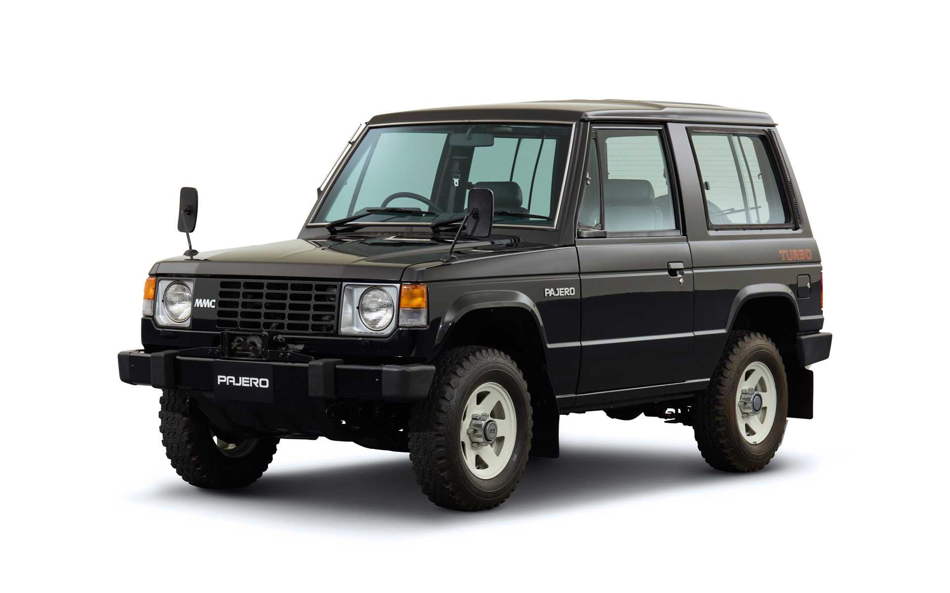 初代パジェロ（1982年）：乗用車感覚で使いこなせる新しい4WDとして発売した、本格オフロード・レクリエーショナル・ビークル（RV）。卓越したオフロード性能と乗用車並みの扱いやすさの両立という「パジェロ」の特長を確立。ショートボディのメタルトップとキャンバストップを展開し、1983年にはロングボディを追加投入した。ディーゼルとガソリンエンジンを設定し、展示車は2.4リッターディーゼルエンジンを搭載