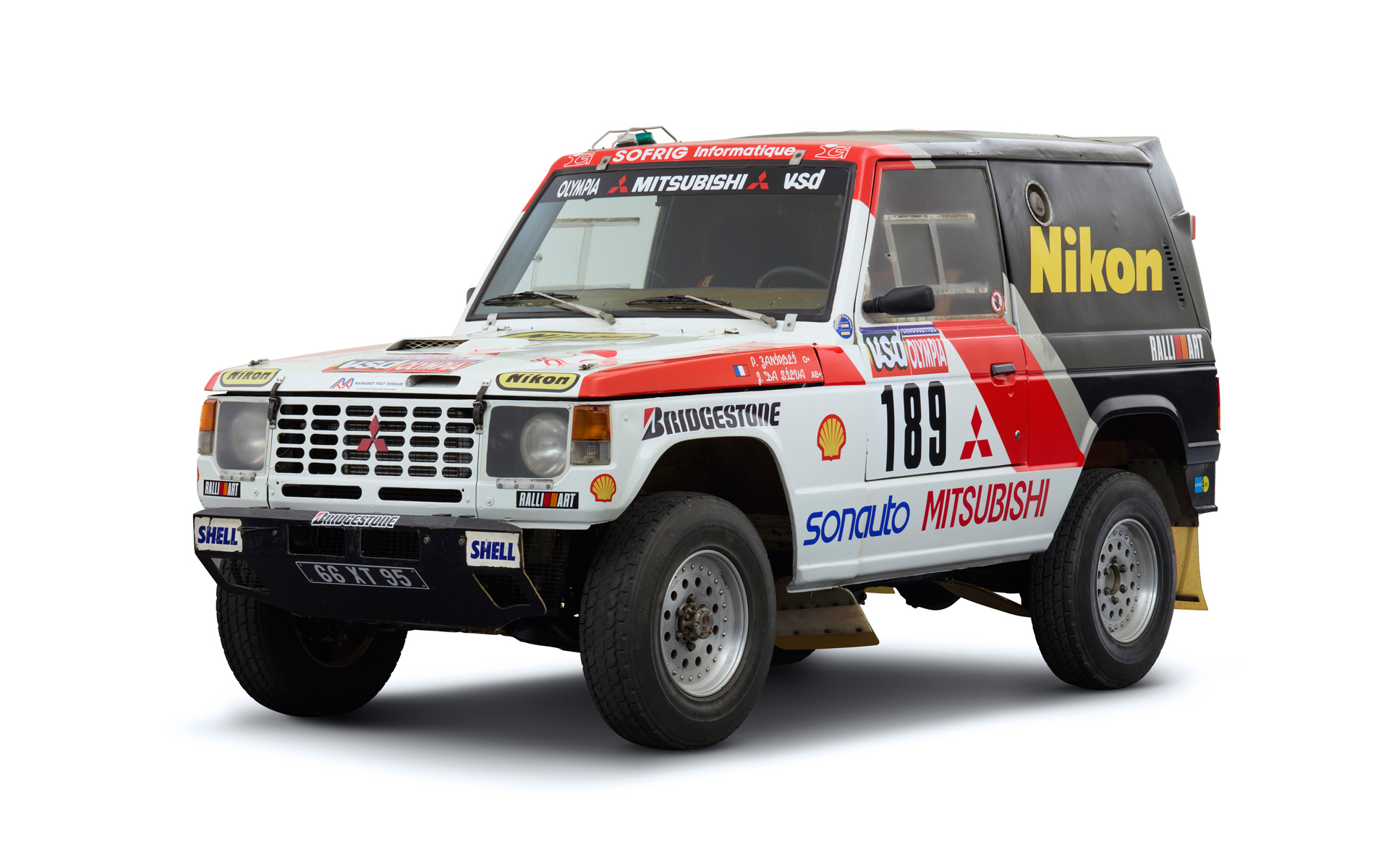 ダカールラリー総合優勝車両（1985年）：ダカールラリーで三菱自動車が日本車初となる総合優勝を飾った参戦車両。1983年に「パジェロ」で初参戦し、1985年に総合1位・2位を獲得。過酷な環境でその走破性と耐久性を証明し、この優勝をきっかけに「パジェロ」の名は世界に広く知られるようになった。エンジンは、市販車をベースに出力向上を図った2.6リッターガソリンエンジンを搭載。展示車は優勝40周年となる2025年に走行可能な状態までレストアされた