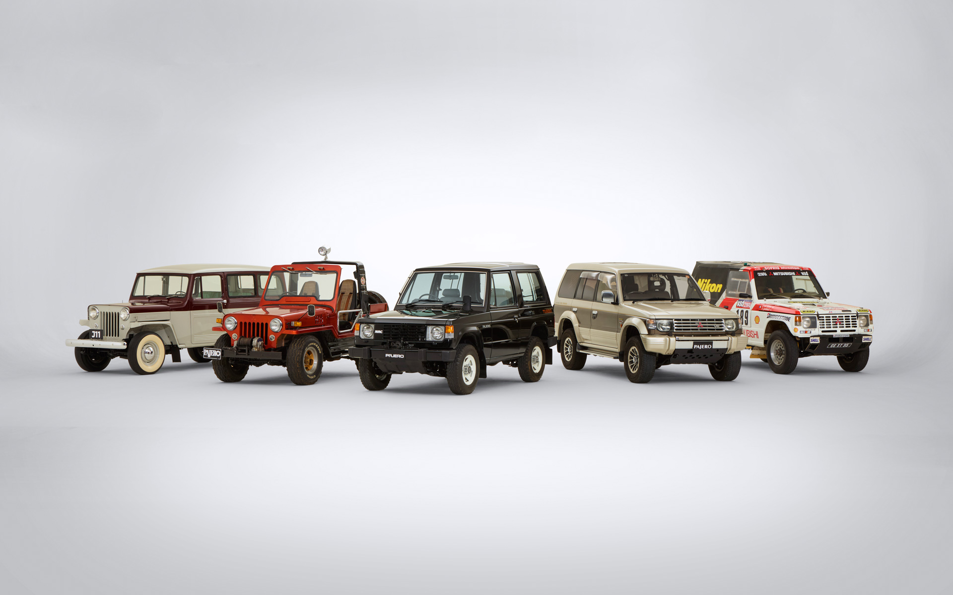左から「J11デリバリ・ワゴン」「パジェロI」、初代「パジェロ」、2代目「パジェロ」、「初代パジェロのダカールラリー優勝車」の5台を展示