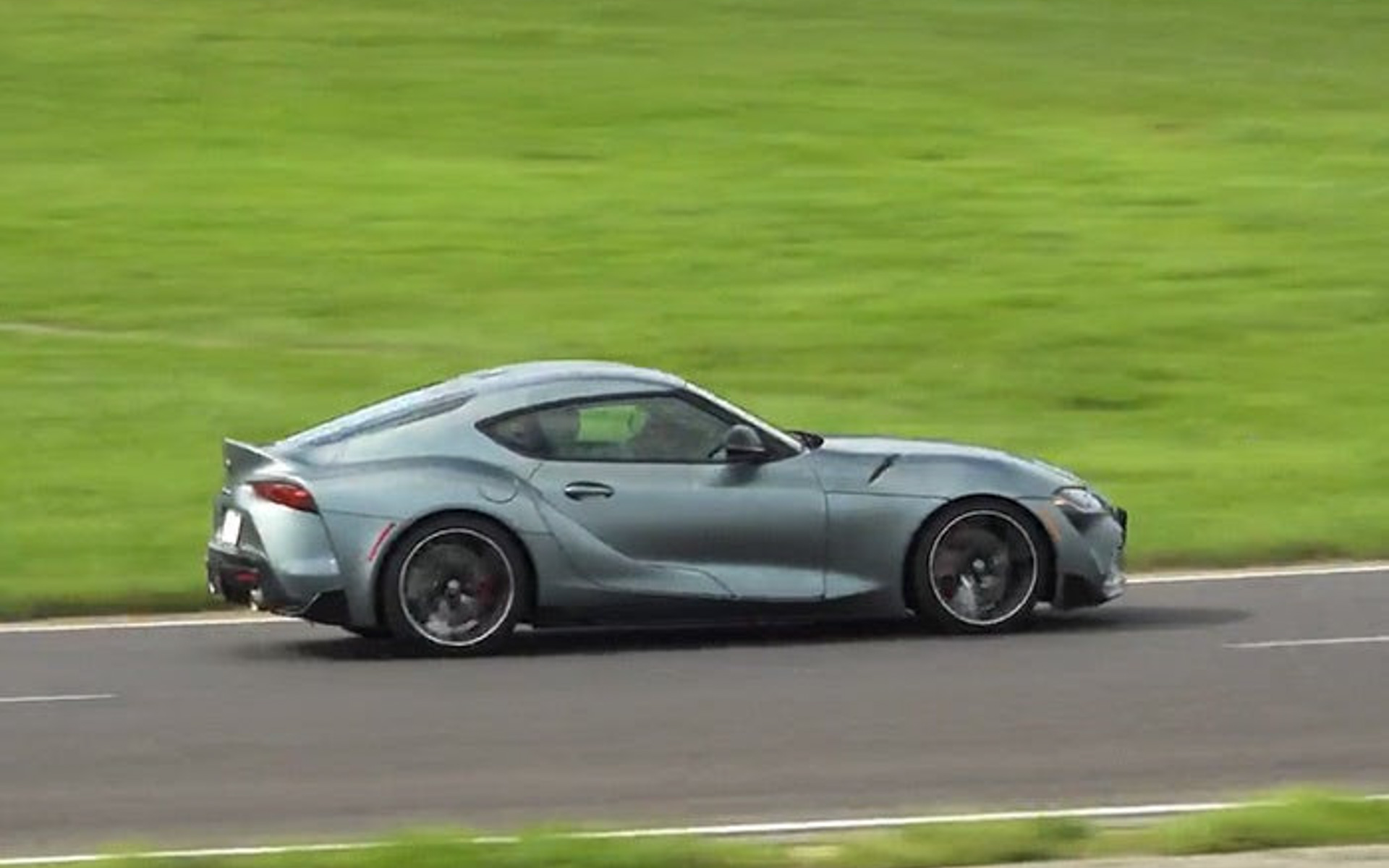 テストドライバー（評価ドライバー）が運転する車両による200km/h超の超高速走行同乗体験も用意