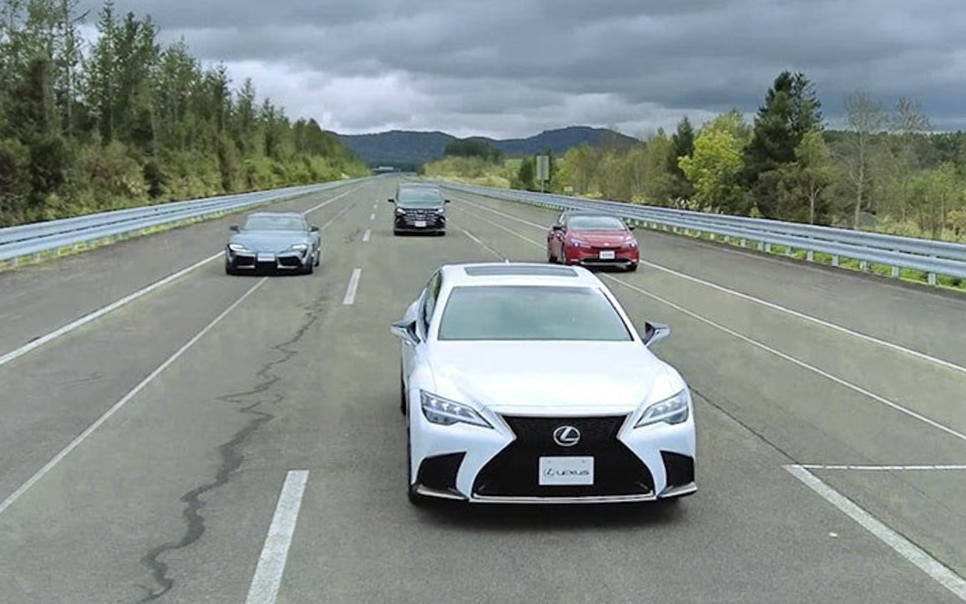 トヨタ車を自ら運転できるテストコース内での試乗体験