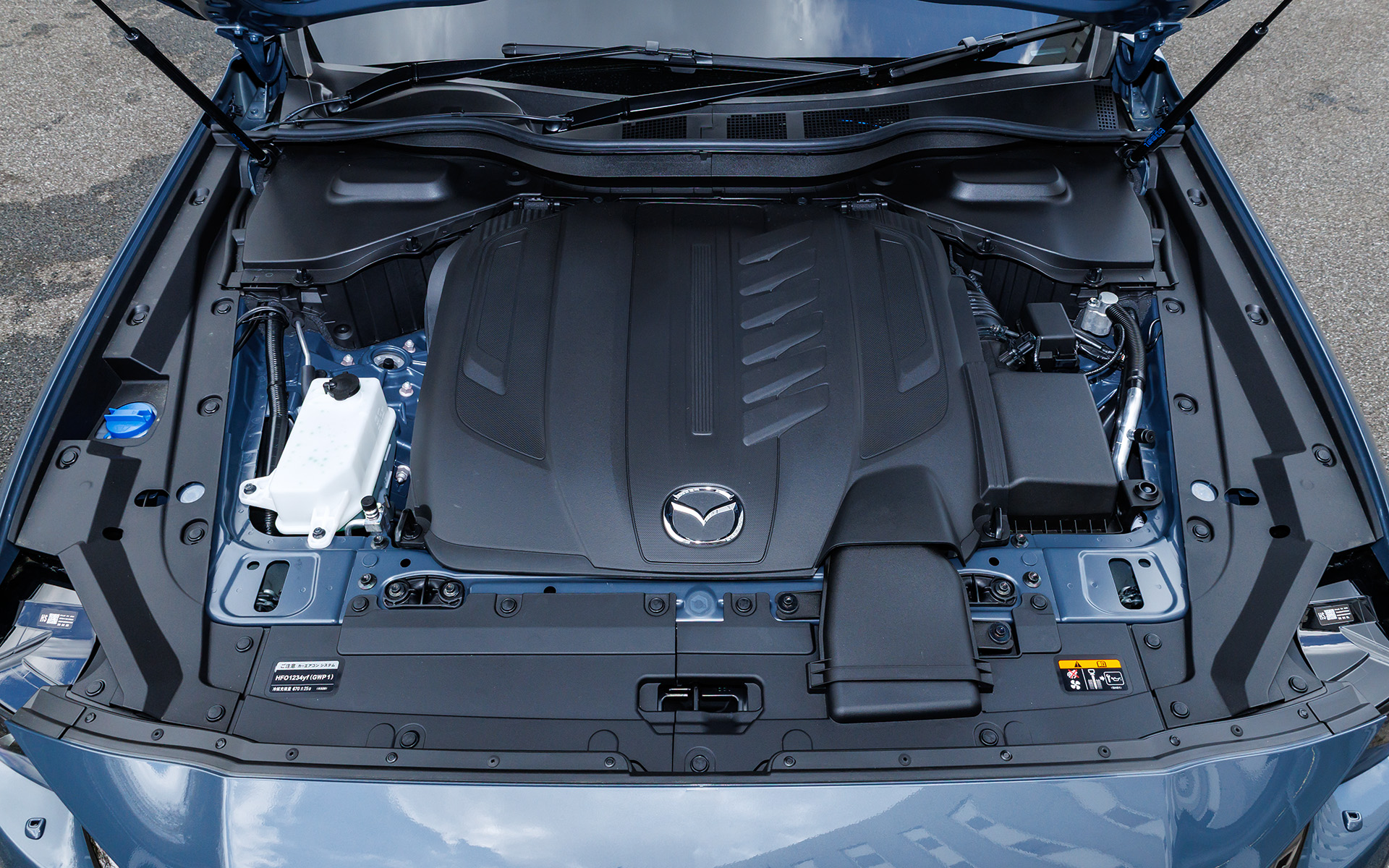 パワートレーンまわりは変更なし。撮影車両は直列6気筒3.3リッターディーゼルターボエンジンを搭載したハイブリッドモデル。最高出力187kW（254PS）/3750rpm、最大トルク550Nm（56.1kgm）/1500-2400rpm。モーターは最高出力12kW（16.3PS）/900rpm、最大トルク153Nm（15.6kgm）/200rpmを発生。そこにトルコンレスの8速ATが組み合わせられる