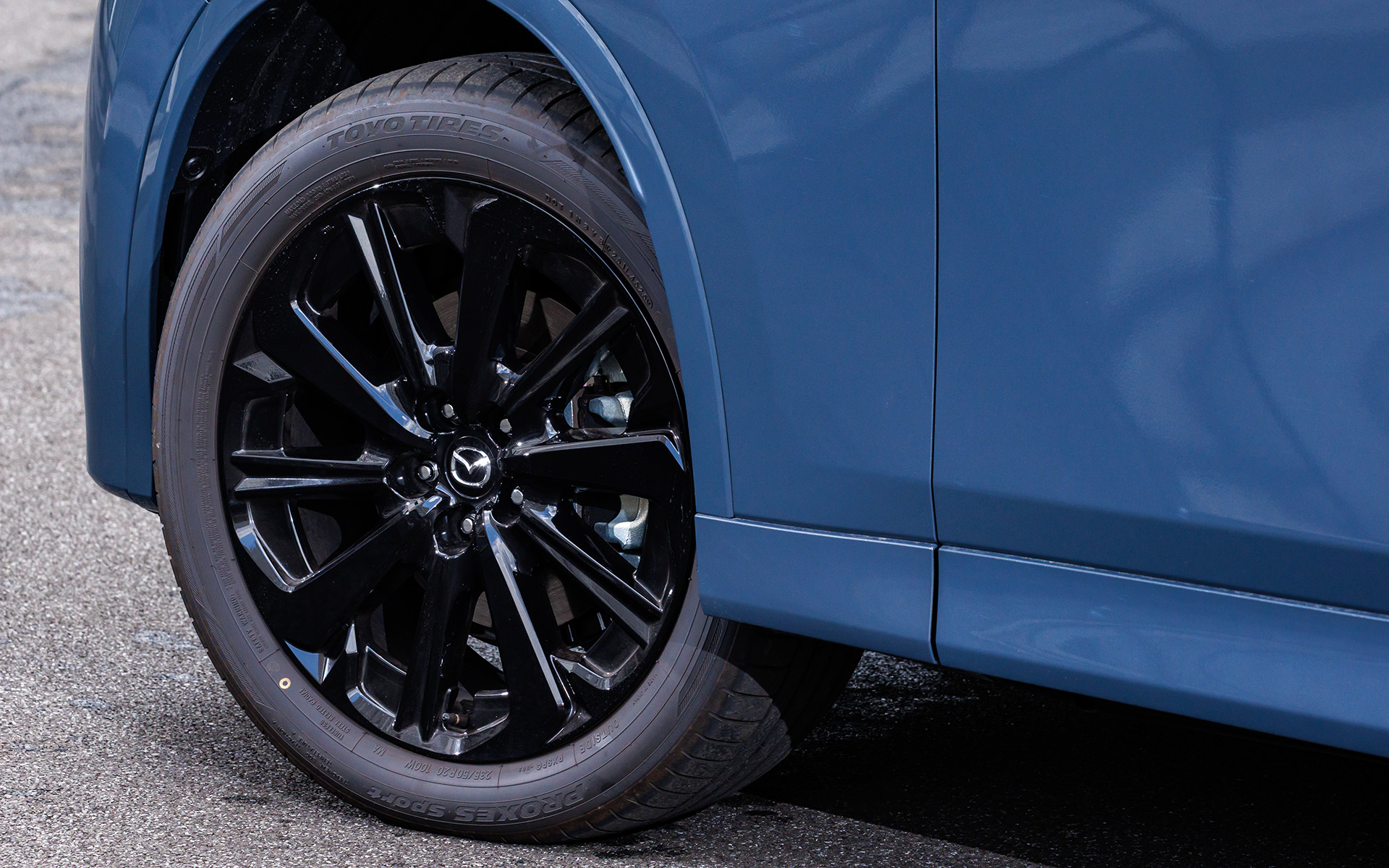 20インチ×7.5Jアルミホイールはブラック×メタリック塗装。タイヤサイズは235/50R20