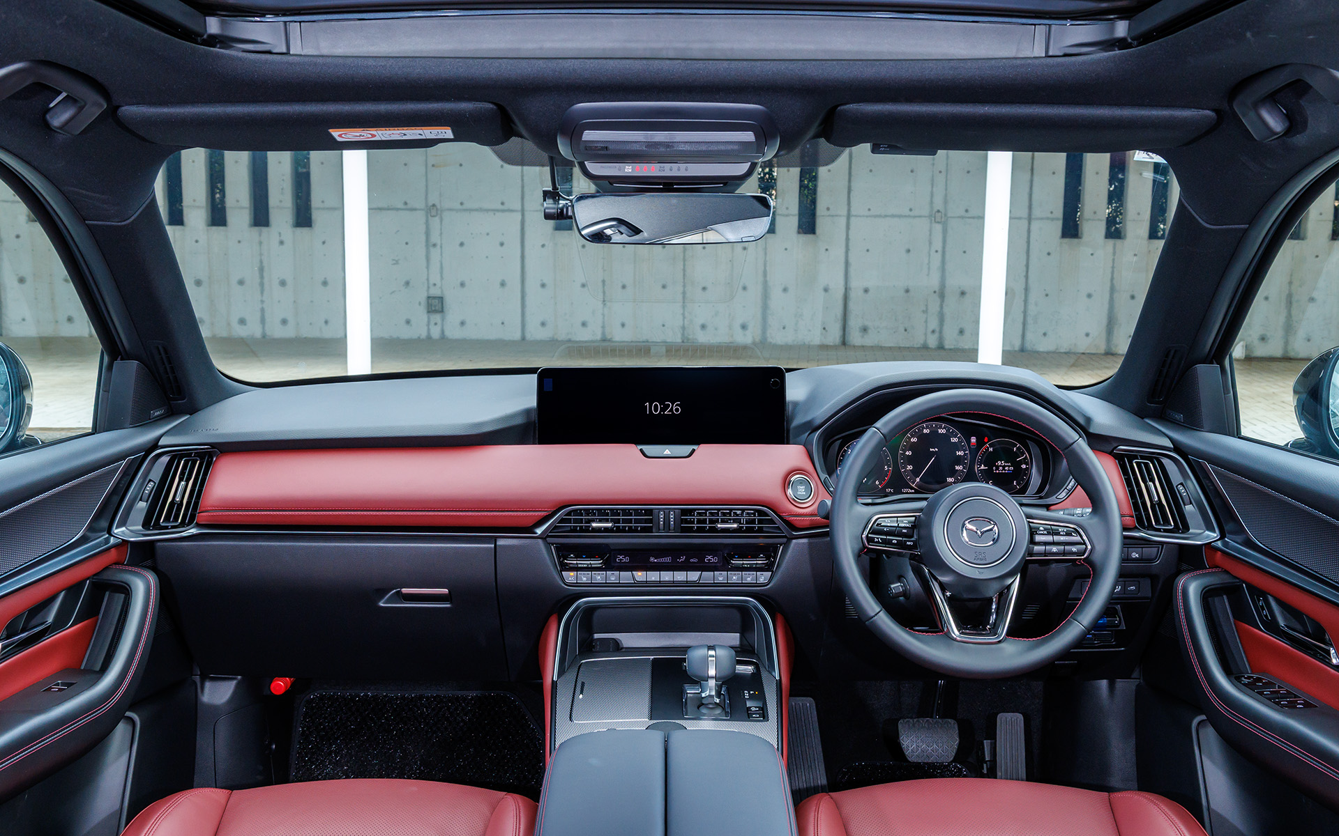 インテリアはバーガンディレッドとガンメタリック加飾のコンビネーションでスポーティかつ高級感満点