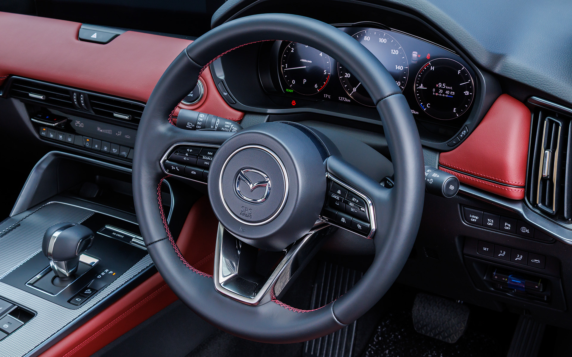 ステアリングにもレッドステッチを採用