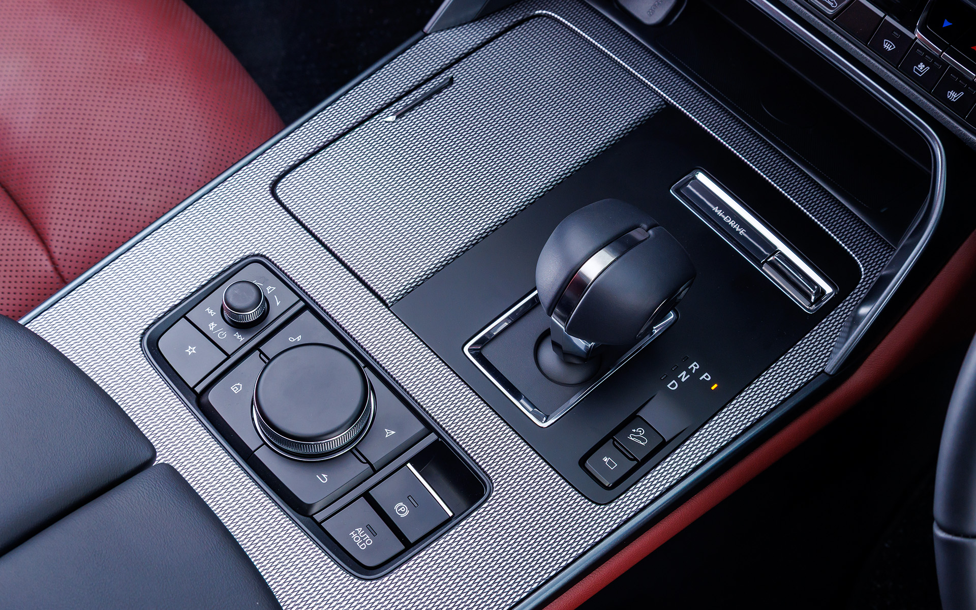 撮影車両のシフトパネルはメッシュメタル:シルバーベゼル。同じナッパレザーグレードでもブラックカラーの場合はマットブラックヘアライン:シルバーベゼルになる