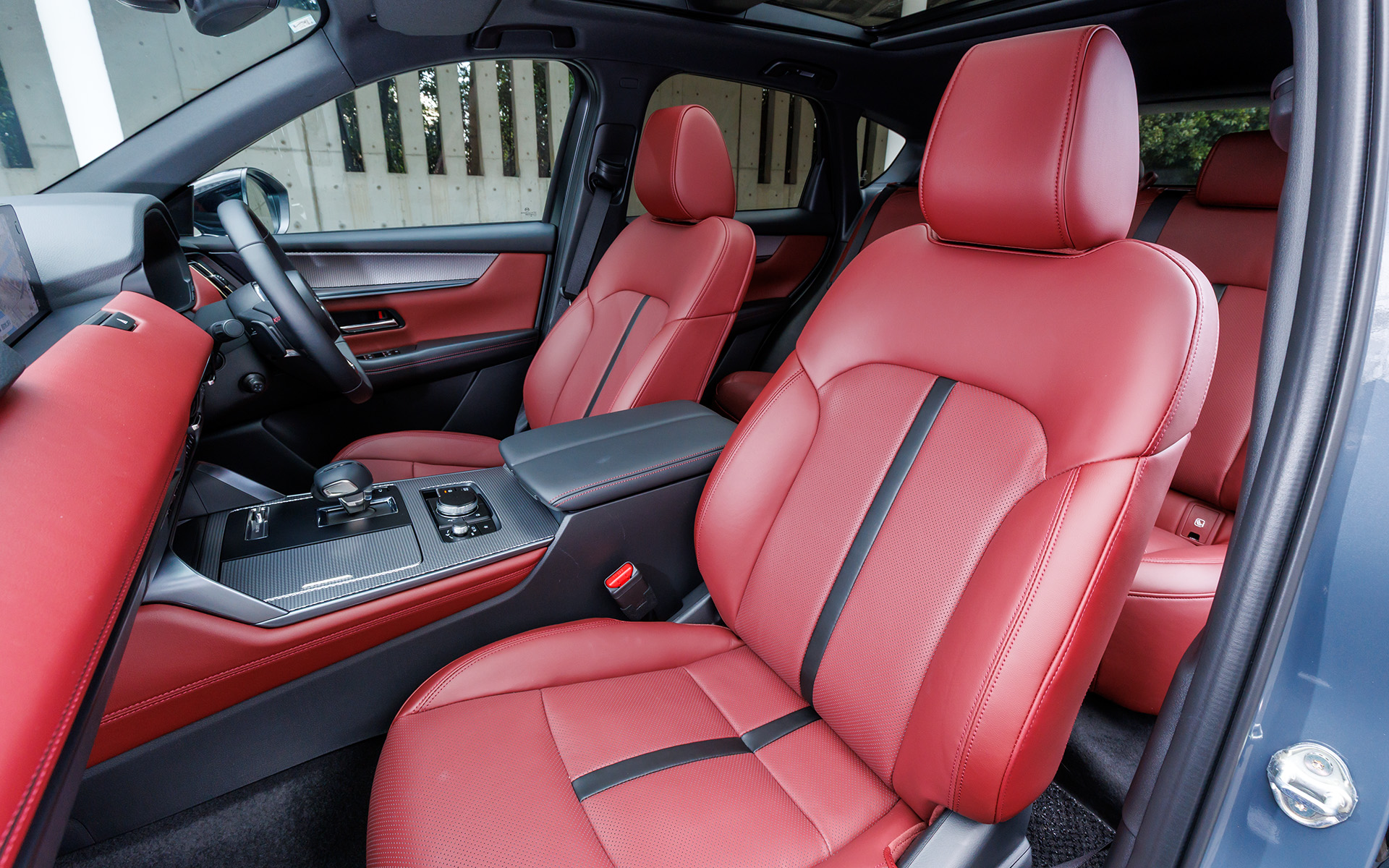 シート表皮もバーガンディレッドのナッパレザー