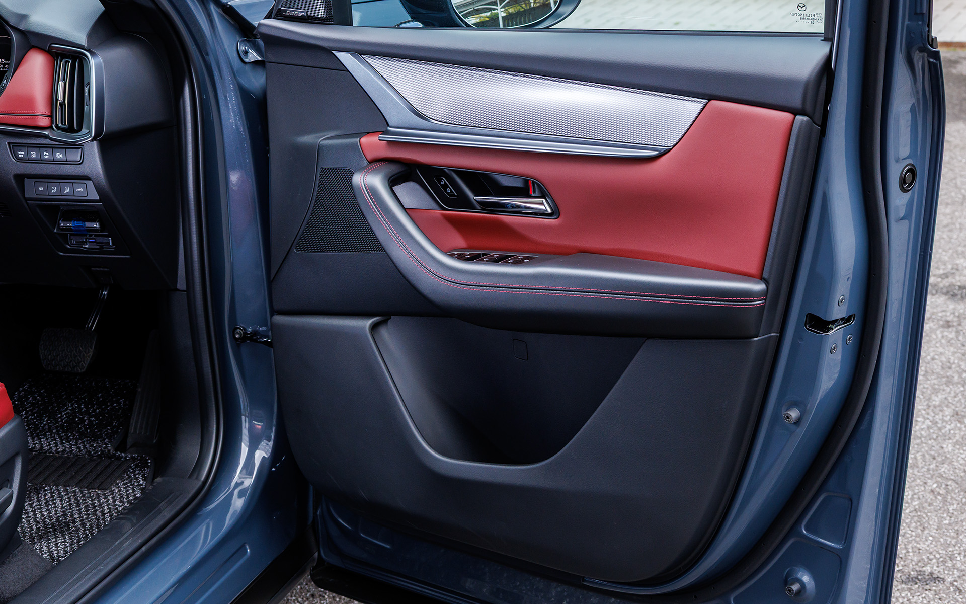 ドアトリムもナッパレザーとレッドステッチとなる