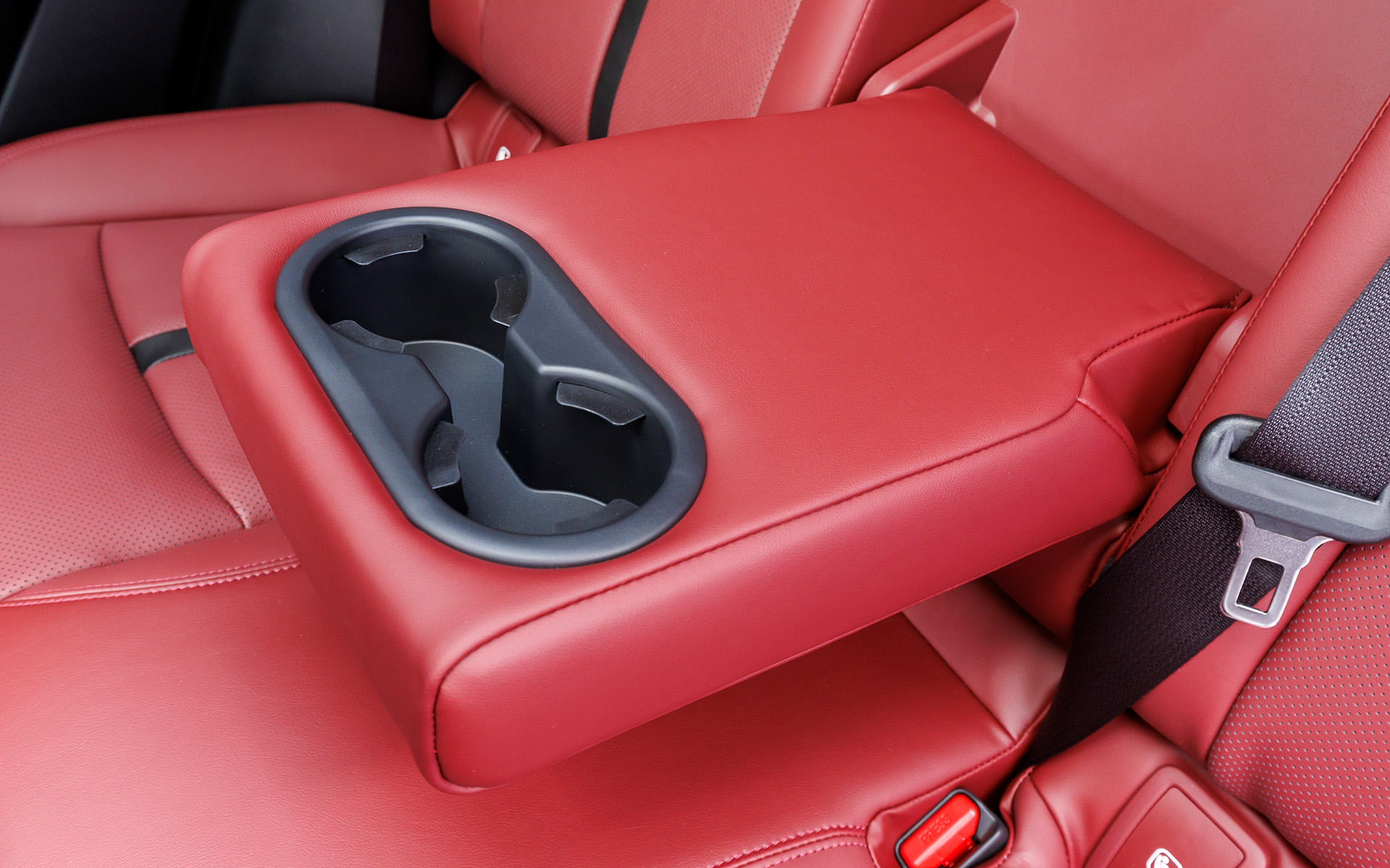 収納式アームレストも同様