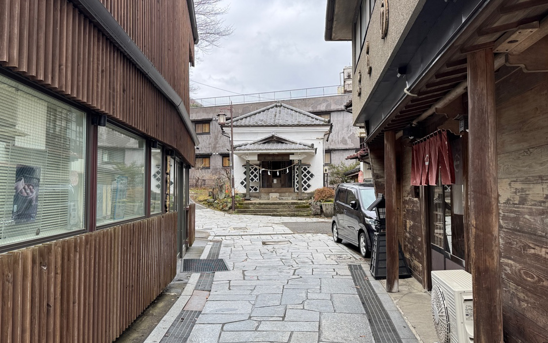 伊香保温泉のメインストリートともいえる、石段街。途中途中でいくつも横にのびている脇道を散策するのも楽しいものです。道が細く入り組んでいるので、すれ違うクルマのほとんどが軽自動車でした。