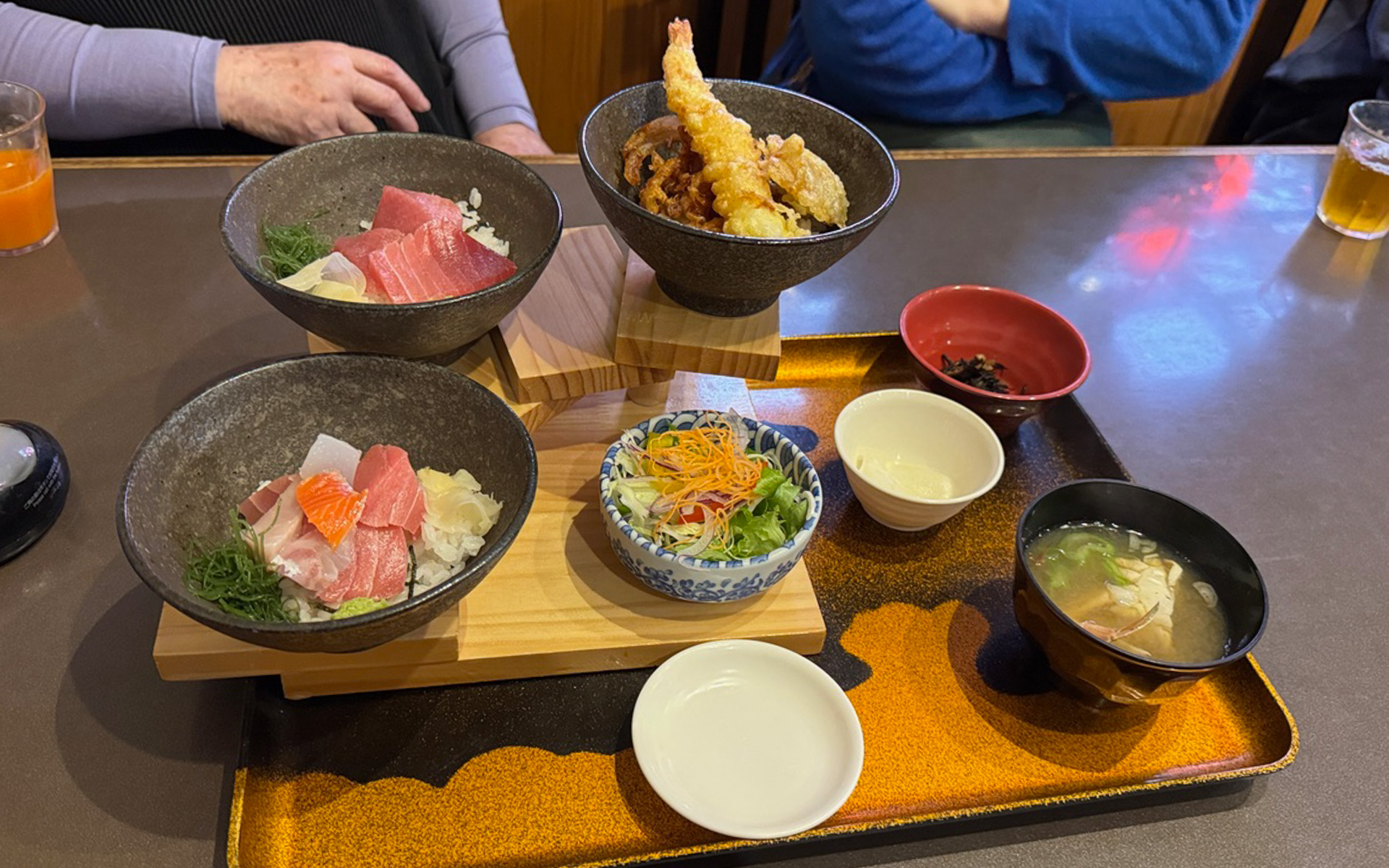 栃木県足利市の人気海鮮料理店「まぐろ丼　加一」のランチメニュー、「選べるミニ丼ランチ」はいとこがオーダー。海鮮系のほかに天ぷらや唐揚げ、ソースかつ丼も選べるので、いろいろ楽しめますね。ボリュームもすごいです