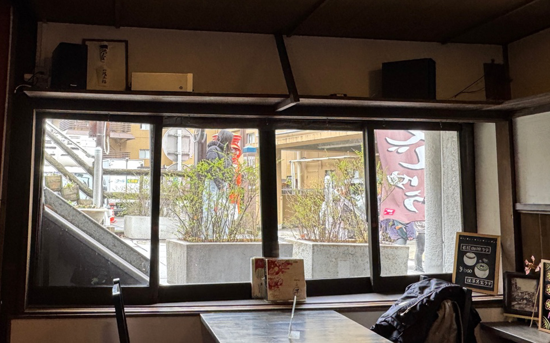 石段街の途中にある「茶楼　千」は、窓側から石段の様子が眺められていい雰囲気。古民家風のインテリアも素敵でした