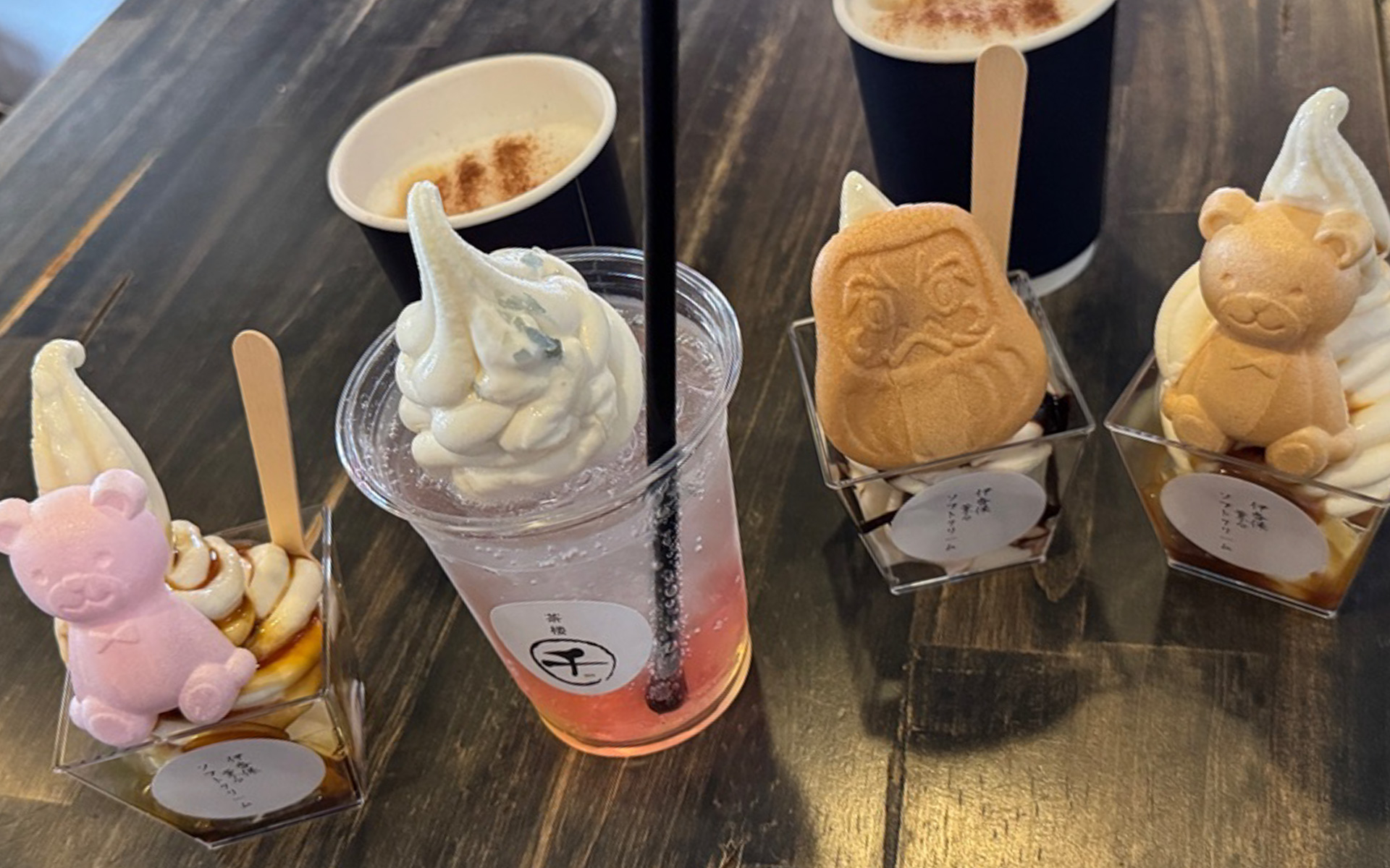 クマやダルマのモナカがかわいい、「伊香保薫るソフトクリーム」と蒼（アオ）、朱（アカ）、紫（ムラサキ）の3つの色合いが選べる「びーどろクリームソーダ」。写真は朱（アカ）でお味はピーチ＋マスカット＋ラムネです